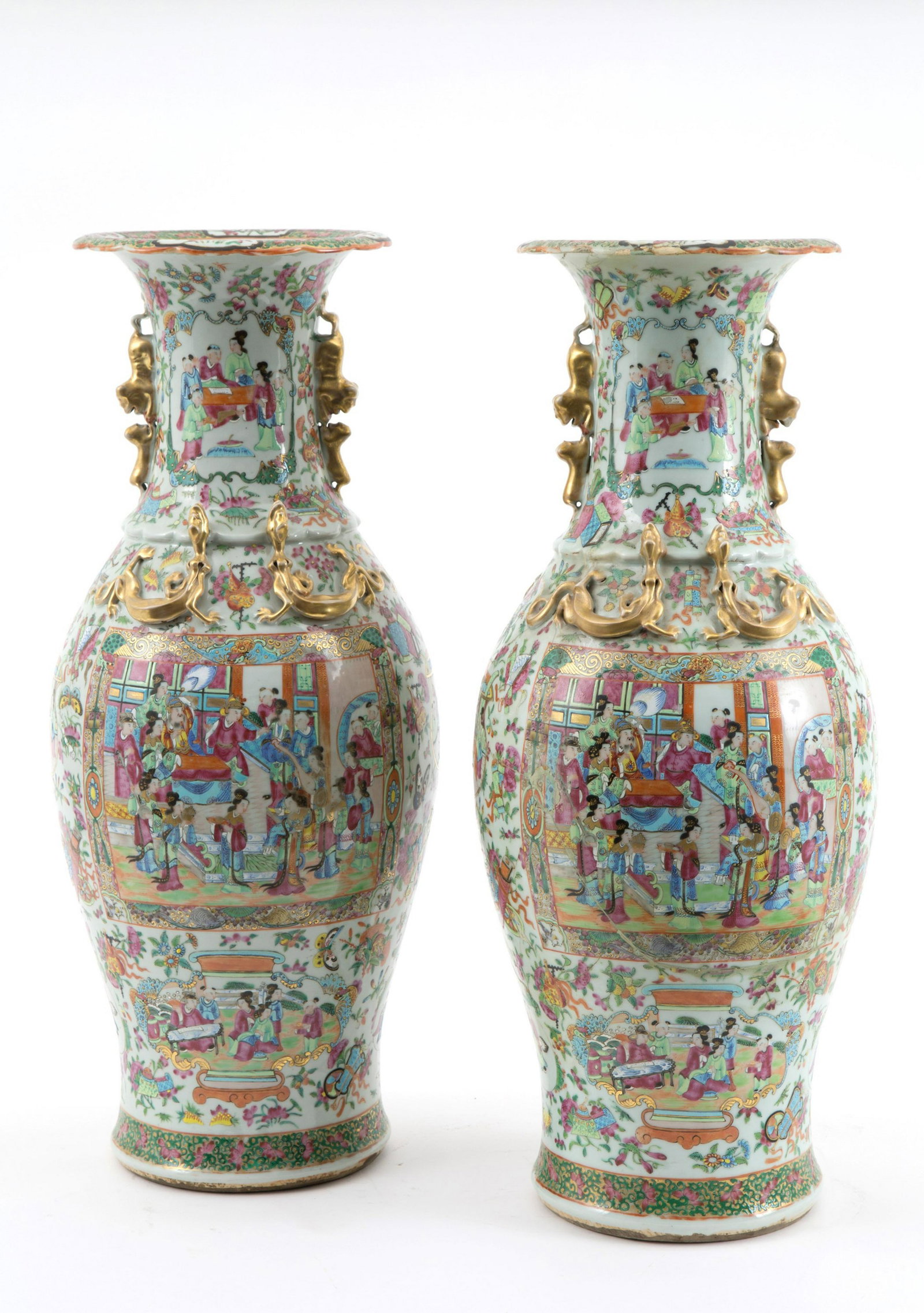 Pair of vases: Pair of ceramic vases depicting "SCENES OF LIFE" within reserves. China-Canton. Defects. 62x26 cm approx. Coppia di vasi in ceramica raffiguranti "SCENE DI VITA" entro riserve. Cina-Canton. Difetti. 6