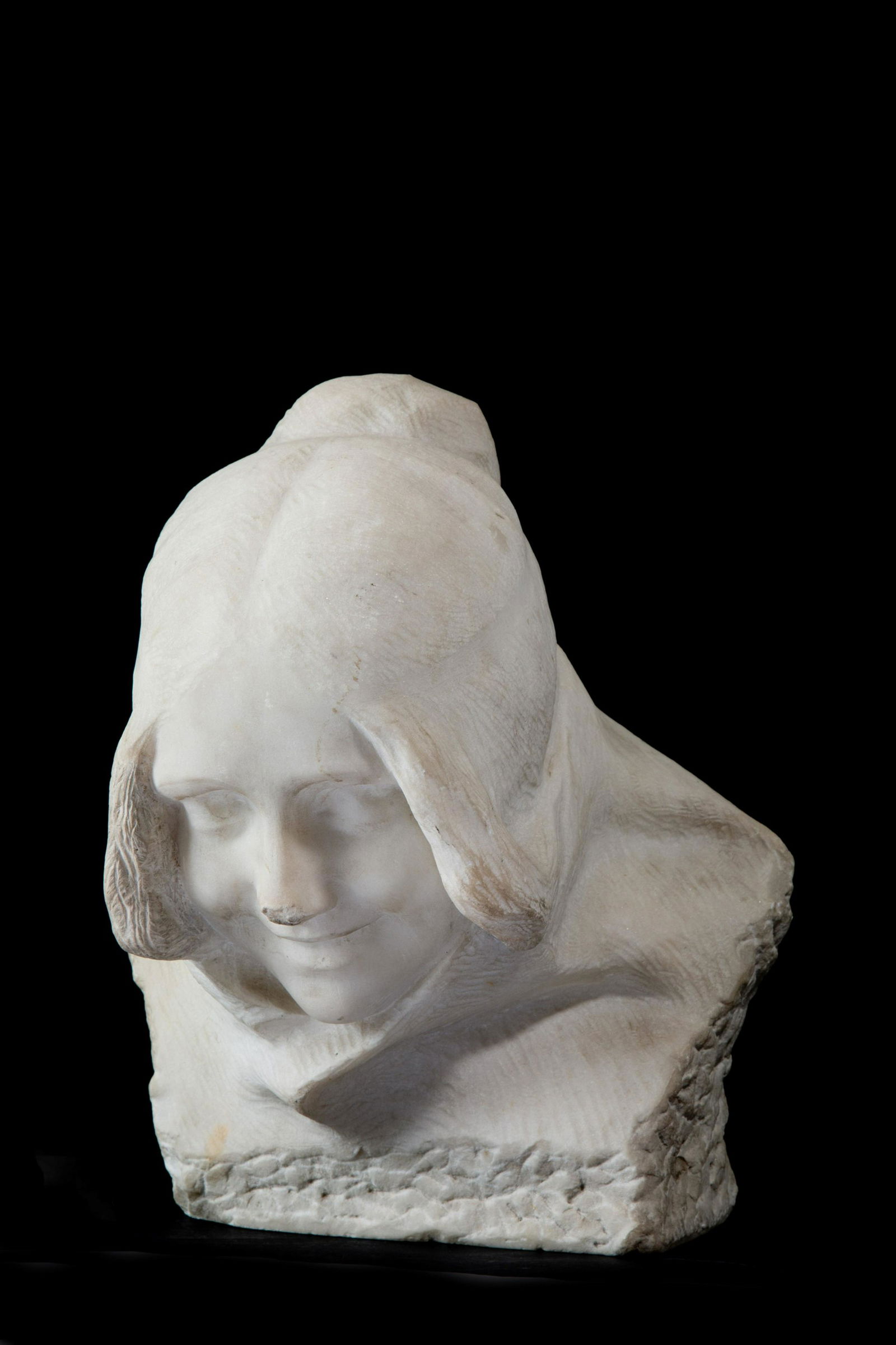 EZIO CECCARELLI. Sculpture "WOMAN WITH HAT": White Carrara marble sculpture depicting "WOMAN WITH HAT". Published in the catalog by Ezio Ceccarelli sculptor (1865-1927). 36x32x23 cm approx. Scultura in marmo bianco di carrara raffigurante "DONNA