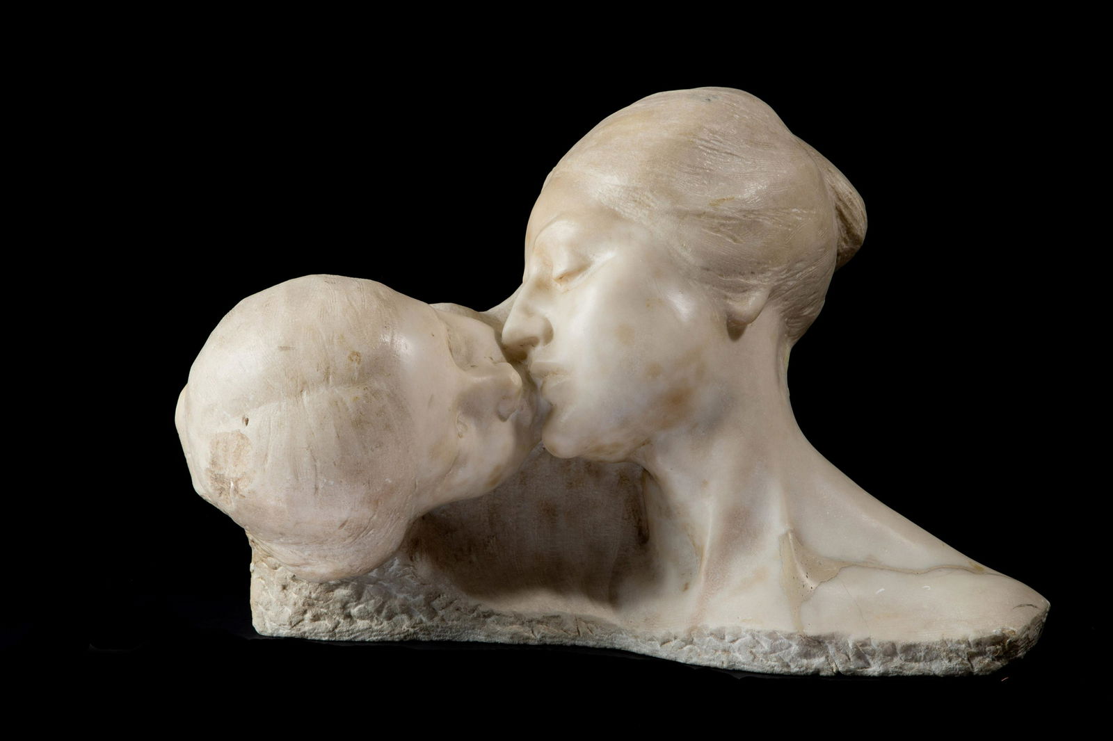 EZIO CECCARELLI. "MATERNAL KISS" sculpture: White Carrara marble sculpture depicting "MATERNAL KISS". Published in the catalog by Ezio Ceccarelli sculptor (1865-1927). 30x46x20 cm approx. Scultura in marmo bianco di carrara raffigurante "BACIO