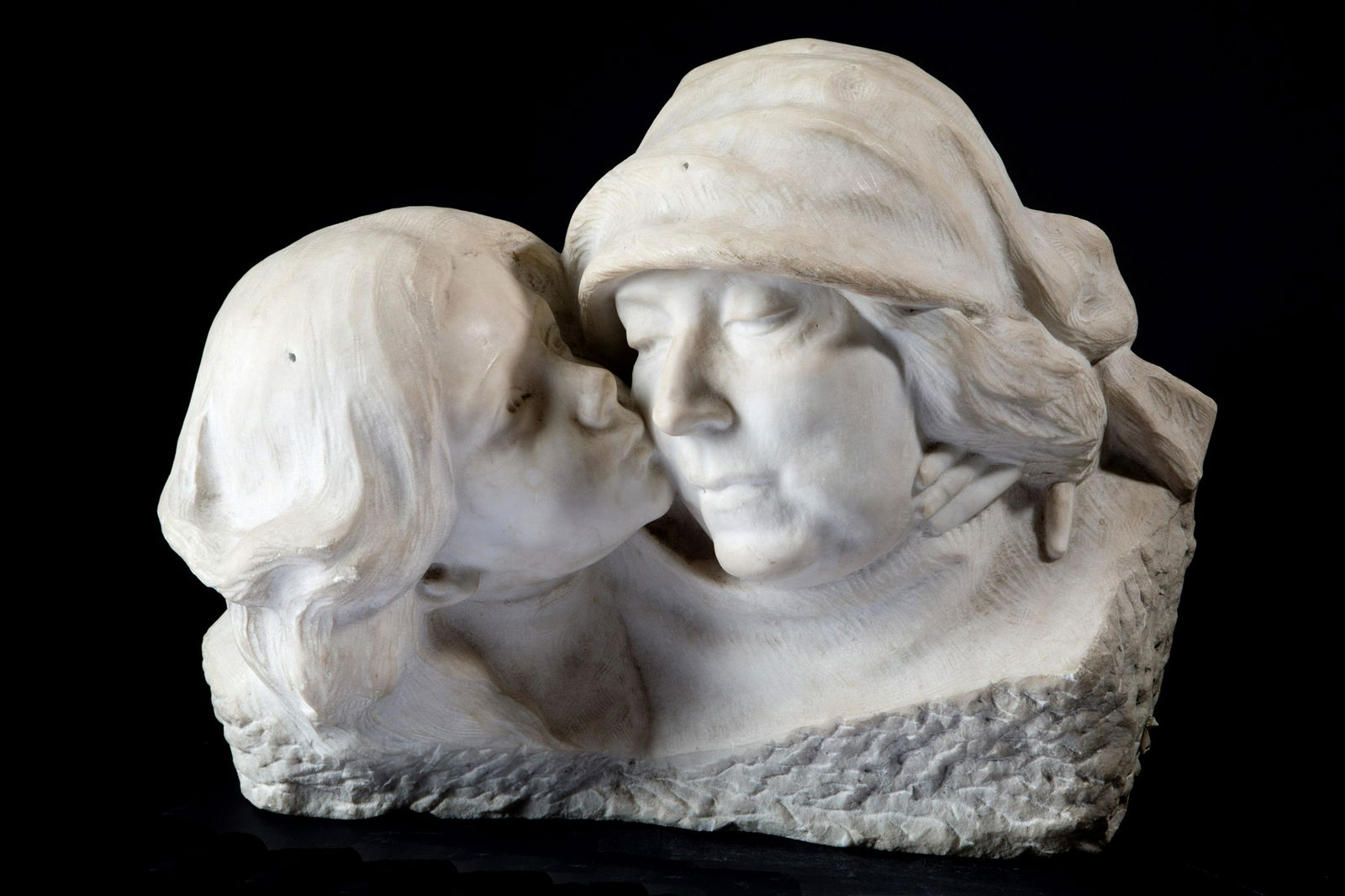 EZIO CECCARELLI. Sculpture "THE NAME DAY OF GRANDMA": Sculpture in white Carrara marble depicting "THE NAME DAY OF GRANDMA". Published in the catalog by Ezio Ceccarelli sculptor (1865-1927). 35x42x24 cm approx. Scultura in marmo bianco di carrara raffigu