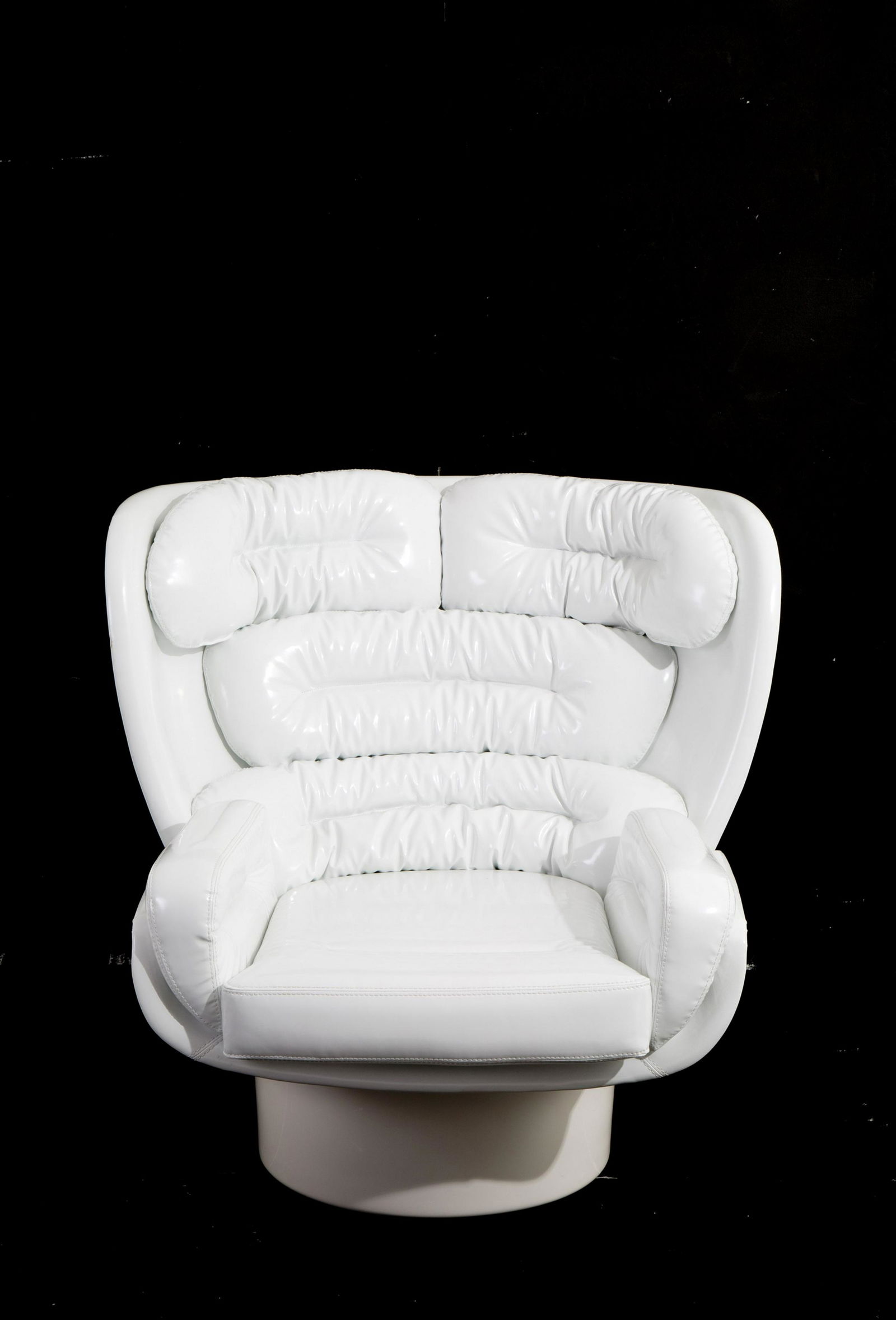 JOE COLOMBO. Elda swivel armchair for LONGHI: Elda swivel armchair in white resin with detachable padded cushions covered in white vinyl. LONGHI's production. 1980s. 92x96x90 cm approx. Poltrona girevole Elda in resina bianca con cuscini imbottit
