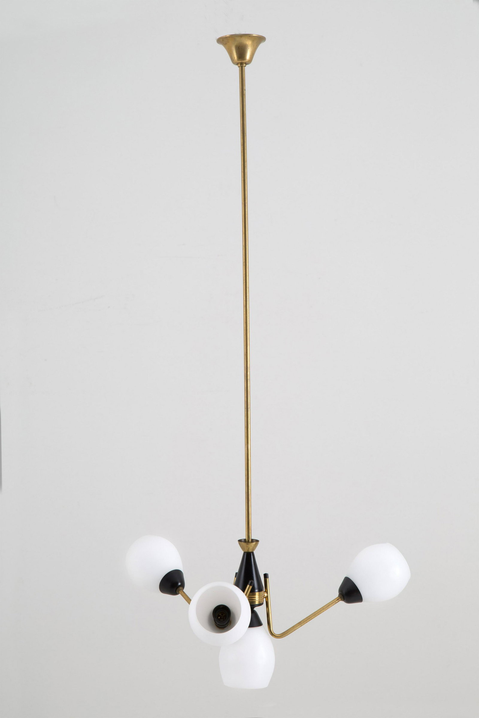 White chandelier: Chandelier in brass and white satin glass. 1950s. 105x50 cm approx. Lampadario in ottone e vetro satinato bianco. Anni '50. 105x50 cm ca.