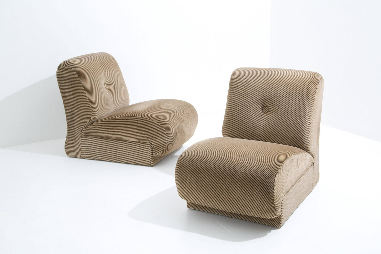 Pair of armchairs: Pair of fabric armchairs. 1960s-1970s. Original upholstery in good condition. 78x93x62 cm approx. Coppia di poltrone in tessuto. Anni '60-'70. Tappezzeria originale in buone condizioni. 78x93x62 cm 
