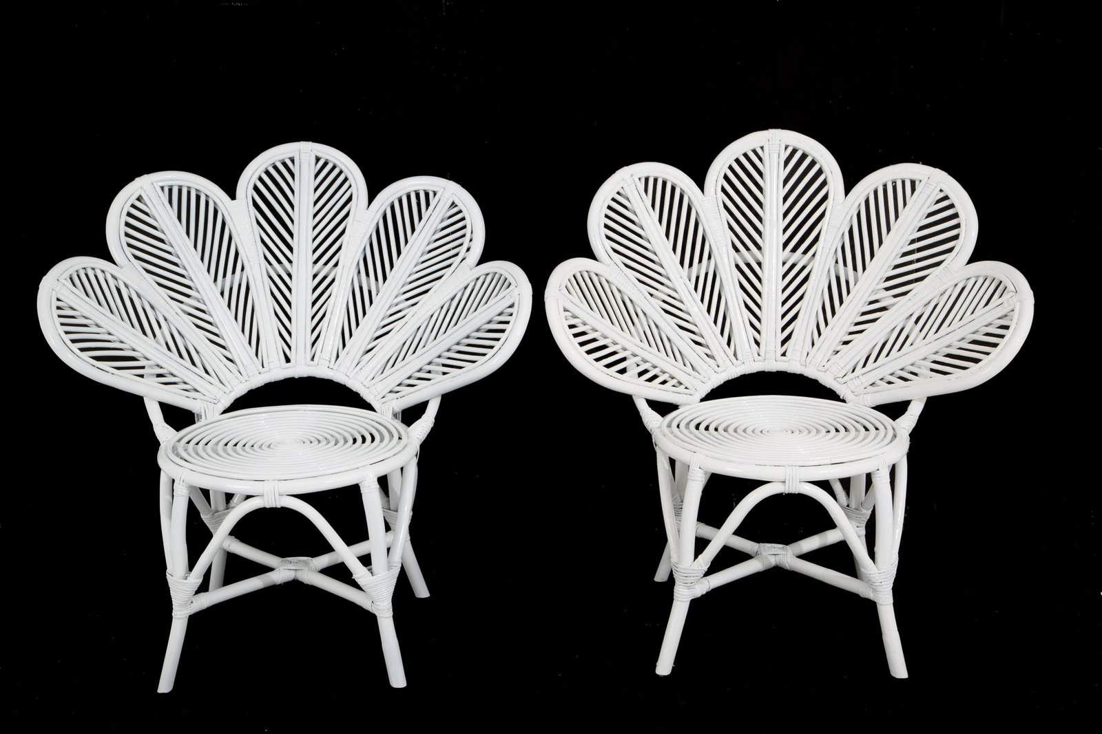 Two armchairs: Two wicker armchairs. 60's. Venetian manufacture. Restored and glossy white lacquered. 95x95x75 cm approx. Due poltrone in midollino. Anni '60. Manifattura veneta. Restaurate e laccate bianco lucido.�