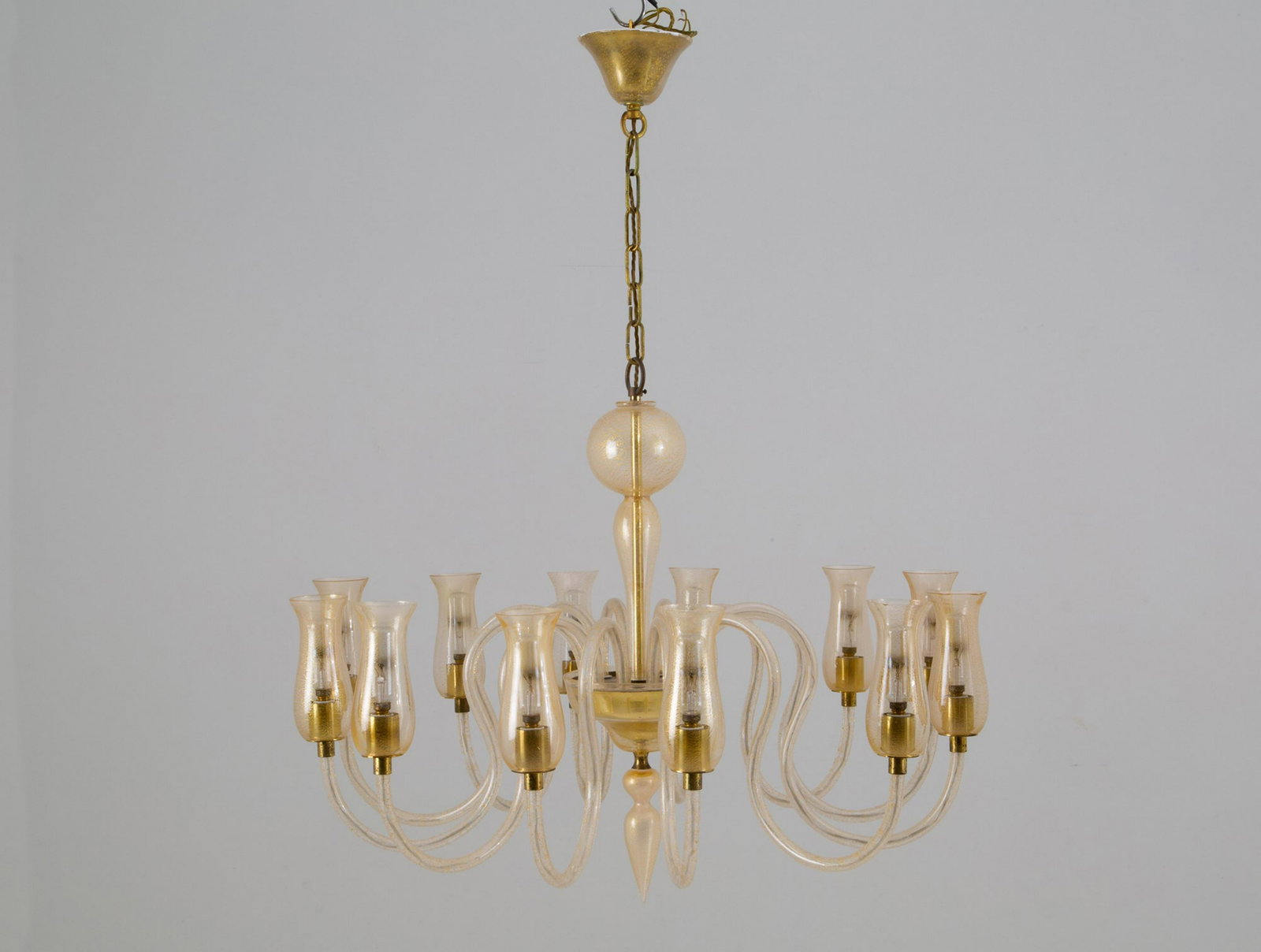 Chandelier: Twelve lights chandelier in Murano glass with gold highlights. 1970s-1980s. Slight flaws. 95x75 cm approx. Lampadario dodici luci in vetro di Murano lumeggiato in oro. Anni '70-'80. Lievi difetti. 95x