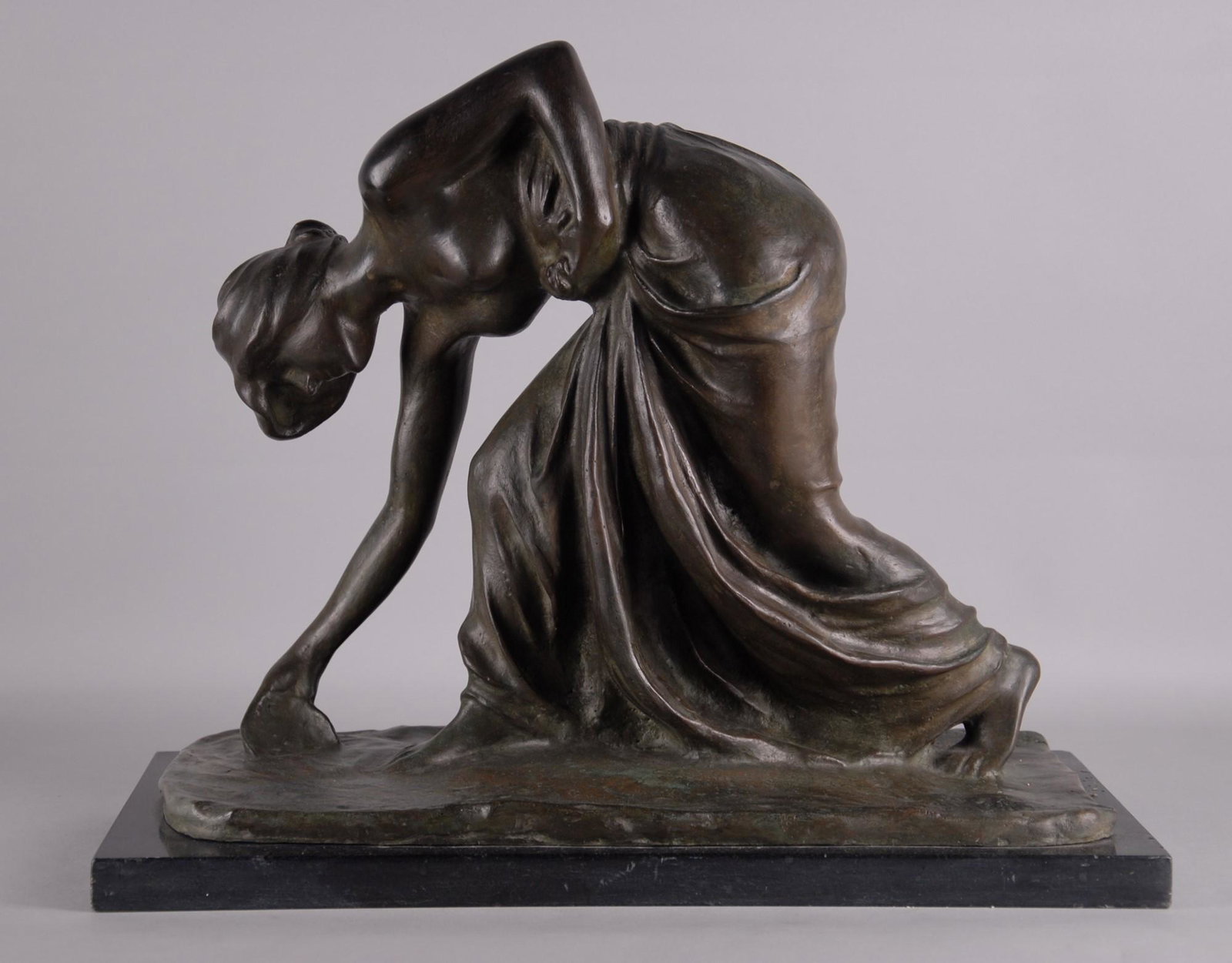 Sculpture "WOMAN COLLECTING WATER '': Bronze sculpture depicting '' WOMAN COLLECTING WATER ''. On marble support. Early 20th century. 35x40 cm approx. Scultura in bronzo raffigurante ''DONNA CHE RACCOGLIE L'ACQUA''. Su supporto in marmo. 