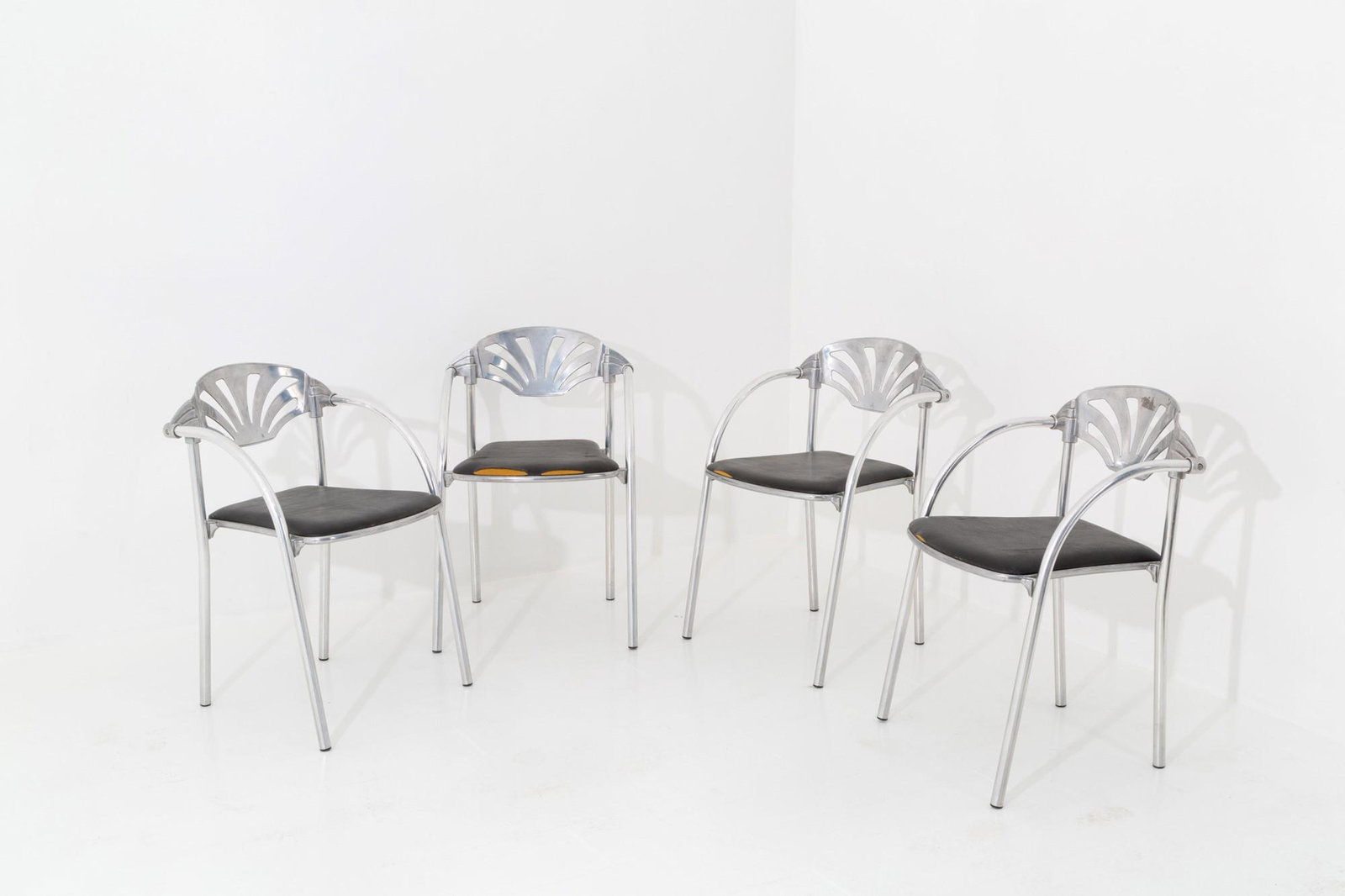 LISA BROS. Four Alisea armchairs for STUDIO SIMONETTI: Four Alisea armchairs in steel and leather. 1980s. 76x52x46 cm approx. Quattro poltrone Alisea in acciaio e pelle. Anni '80. 76x52x46 cm ca.