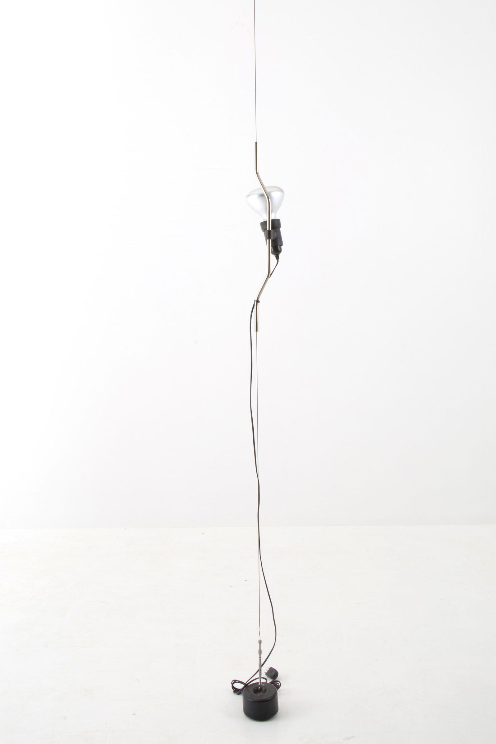 ACHILLE CASTIGLIONI - PIO MANZU'. Parentesi lamp for Flos: Parentesi floor lamp in stainless steel that runs on a cable hanging from the ceiling and held taut by a weight that rests on the ground. FLOS production. 70's. Lampada Parentesi da terra in acciaio c