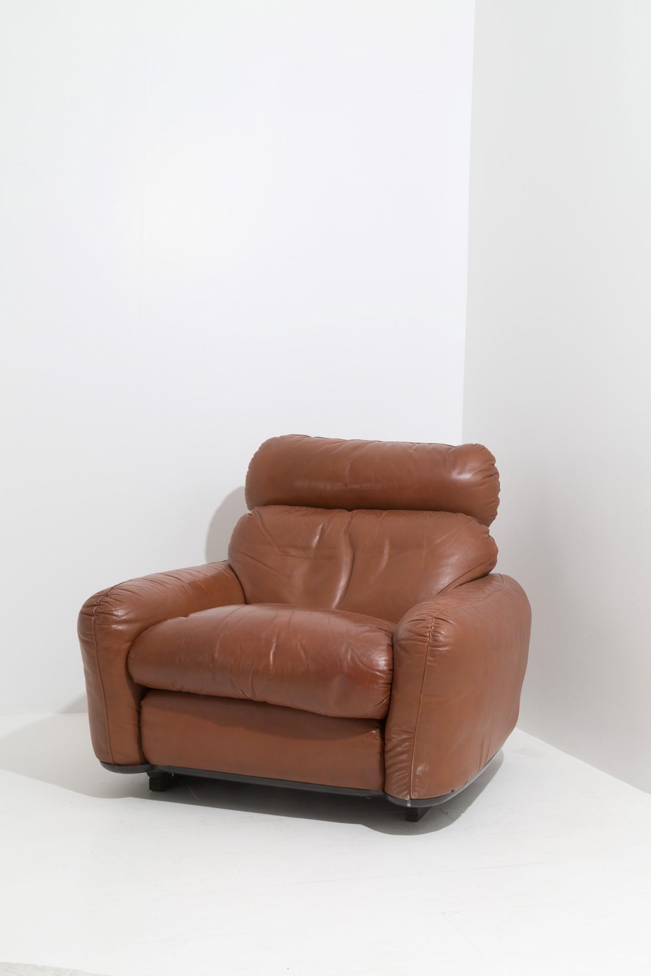 ARRIGO ARRIGONI. Leather armchair for BUSNELLI: Leather armchair with plastic structure. BUSNELLI production. With brand on the bottom. 70's. 81x100x110 cm approx. Poltrona in pelle con struttura in materiale plastico. Produzione BUSNELLI. Con mar