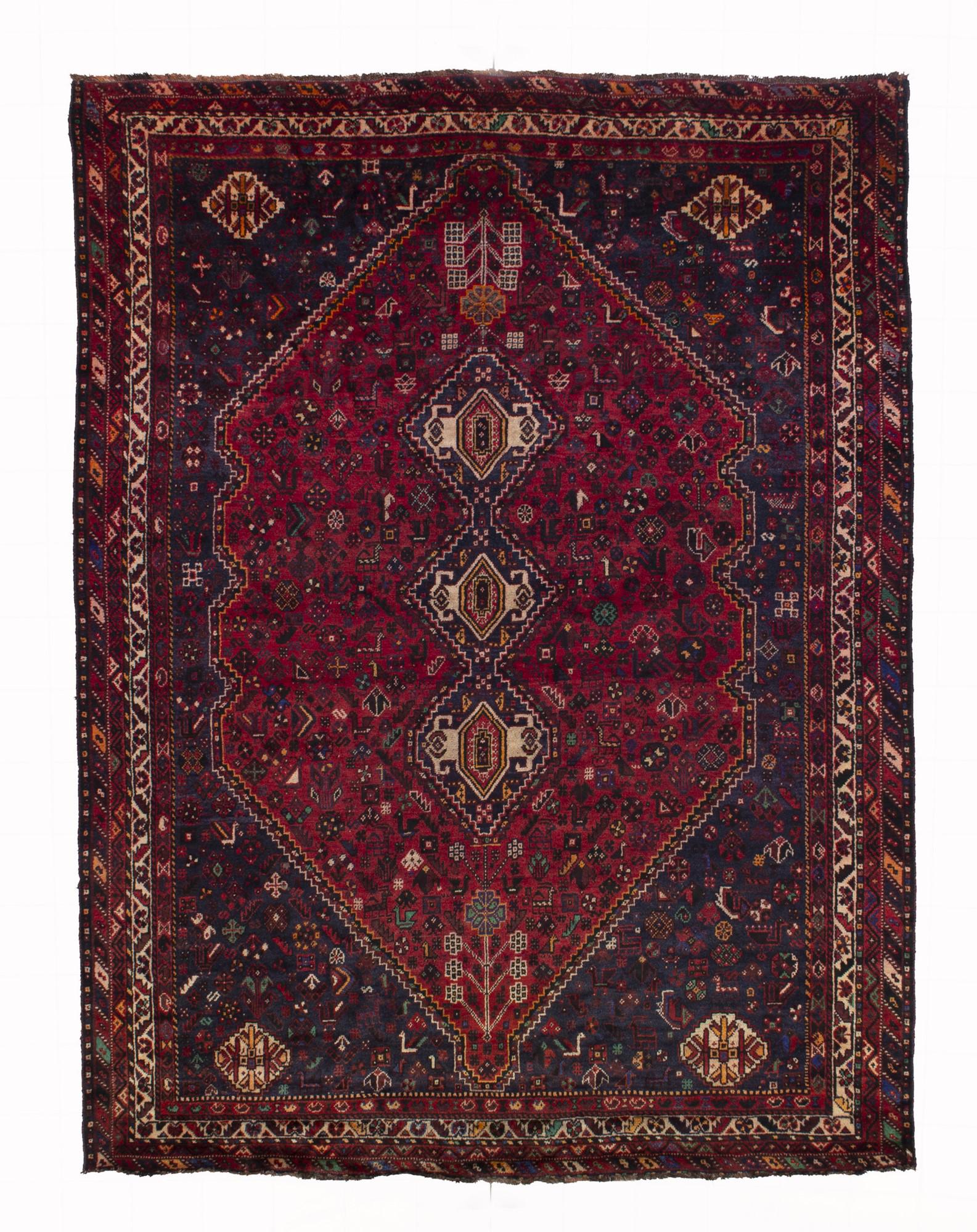 Shiraz carpet: Shiraz carpet in wool. Persia. Mid 20th century. Good state of conservation. 230x308 cm approx. Tappeto Shiraz in lana. Persia. Meta' XX secolo. Buono stato di conservazione. 230x308 cm ca.