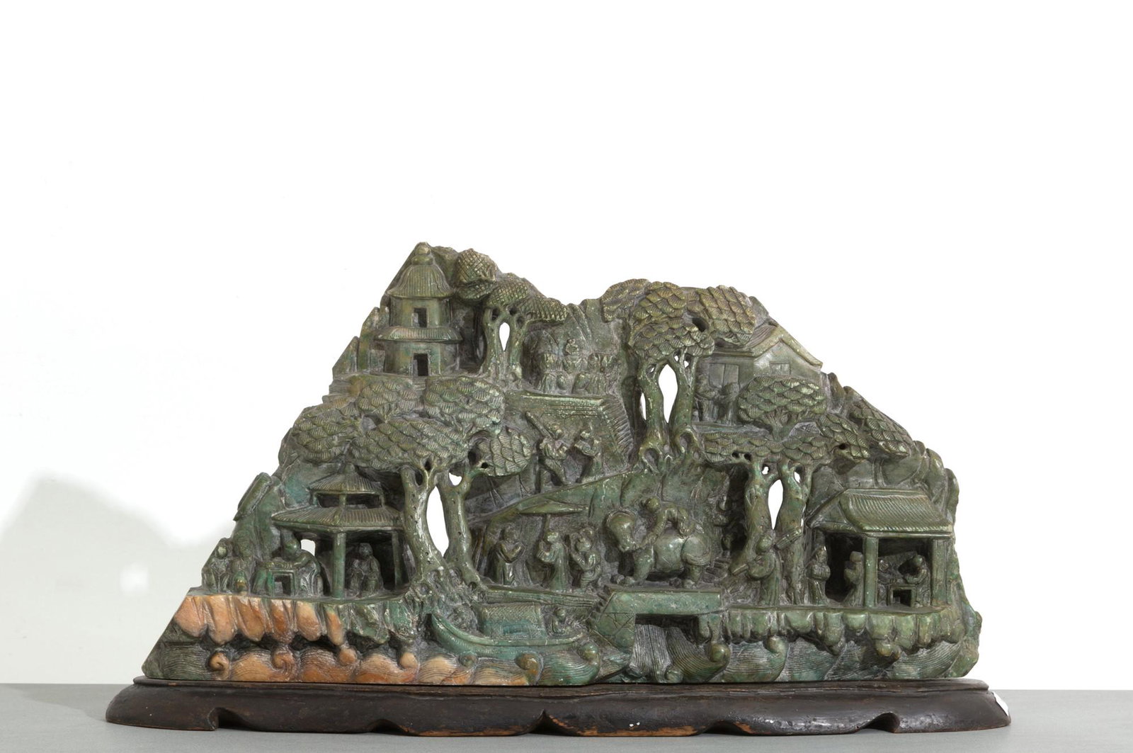 Soapstone sculpture: Soapstone sculpture in shades of green depicting "ORIENTAL LIFE SCENE ''. Wooden base. China. Nineteenth century. 35.5x64x8 cm approx. Scultura in pietra saponaria nei toni del verde raffigurante ''SC