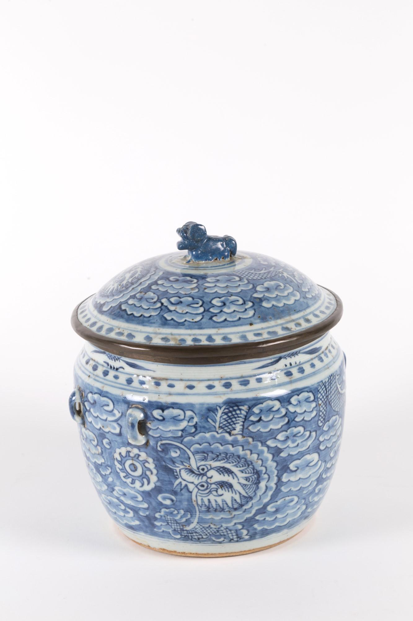 Porcelain pot: White and blue porcelain pot. China. Nineteenth century. Height approx. 25 cm Pentola in porcellana bianca e blu. Cina. XIX secolo. Alt. 25 cm ca.