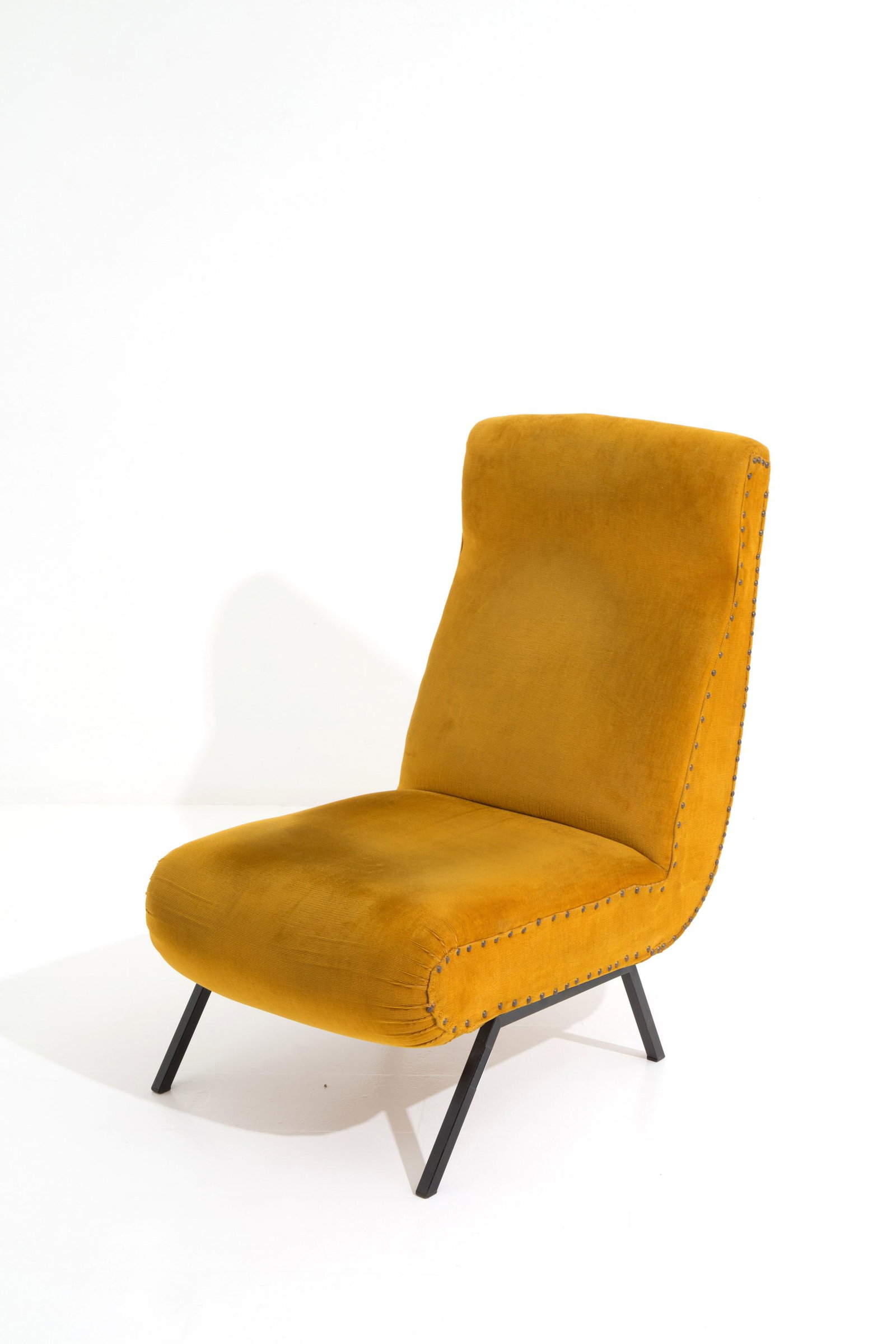 MARCO ZANUSO (Attr.). Lounge chair: MARCO ZANUSO (Attr.) (Milano, 1916-2001). Upholstered armchair with original upholstery in good condition. 1950s. 96x56x85 cm approx. MARCO ZANUSO (Attr.) (Milano, 1916-2001). Poltrona imbottita con t