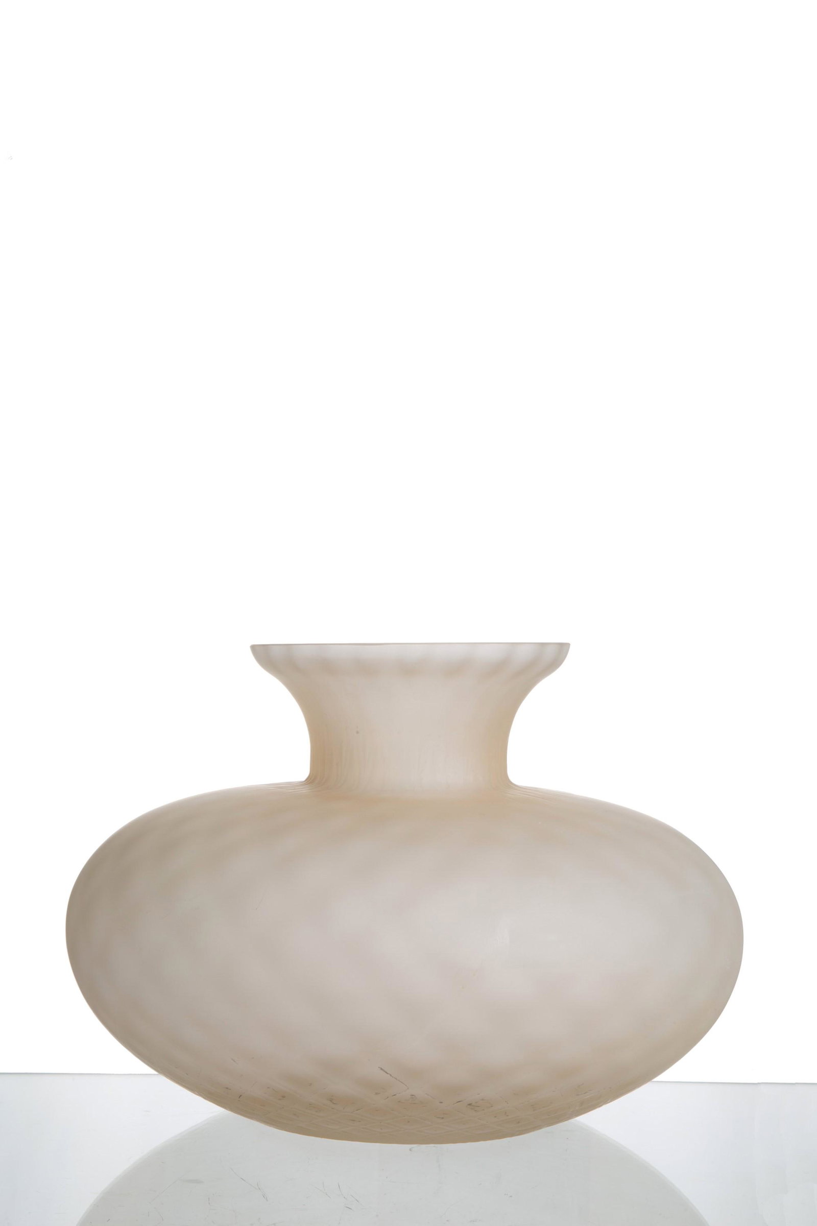 White vase: Vase in opaque white glass. Early 20th century. 24x34 cm approx. Vaso in vetro bianco opaco. Inizi XX secolo. 24x34 cm ca.