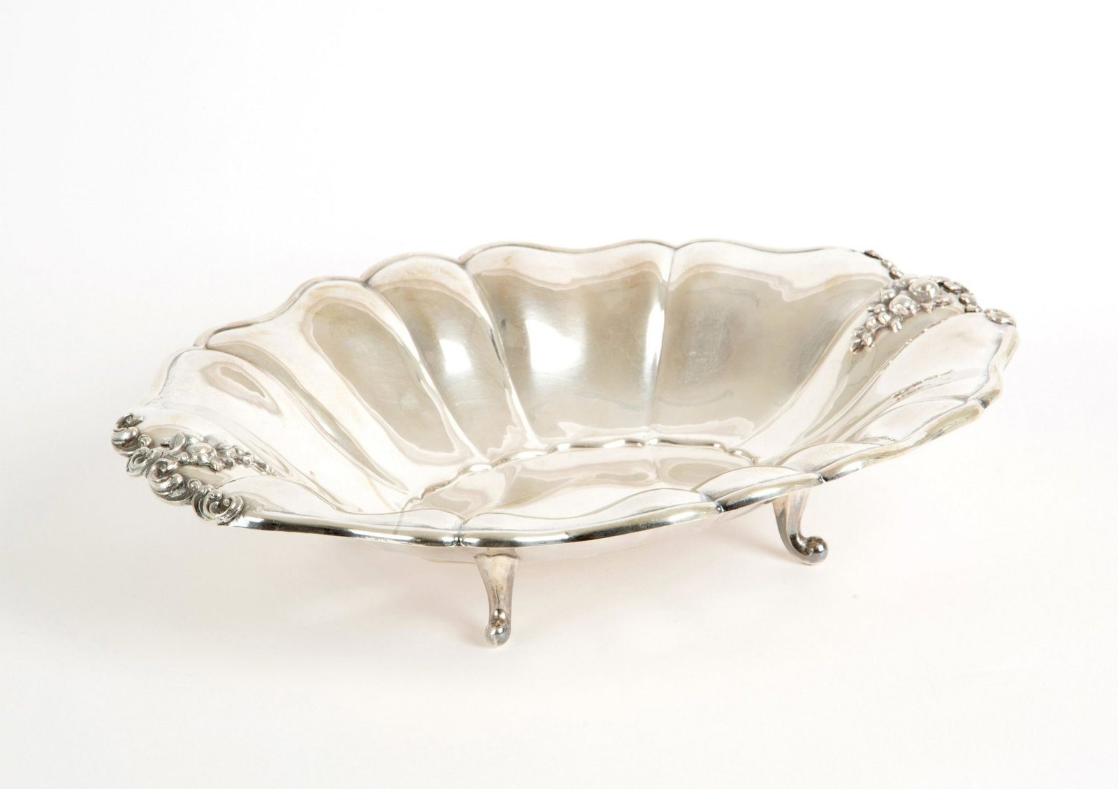 Silver stand: 800 silver cake stand, gr. 280 approx. Marks on the margin. 20th century. 8x40x29cm approx. Alzata in argento 800, gr. 280 ca. Punzoni sul margine. XX secolo. 8x40x29 cm ca.