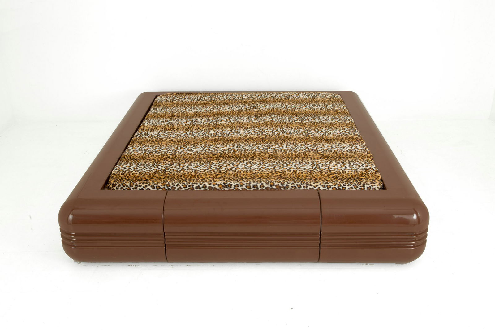 SUPERSTUDIO. Onos bed for YOUNG PEOPLE: SUPERSTUDIO. Onos bed in brown fiberglass. Complete with bed base, mattress and spotted blanket. Production by GIOVANNETTI. 70's. 42x236x204cm approx. SUPERSTUDIO. Letto Onos in vetroresina marrone.