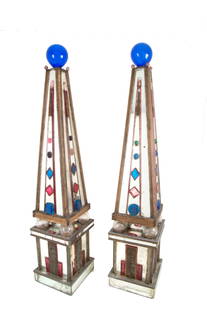 Pair of obelisks: Pair of mirror and glass obelisks. 213x430cm approx. Coppia di obelischi in specchio e vetro. 213x430cm ca.