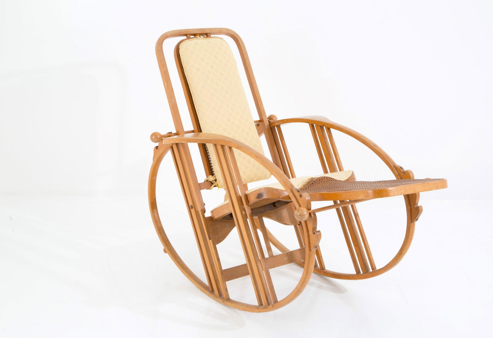 "Egg" rocking chair mod. 267: "Egg" rocking chair model 267 in bent wood, Vienna straw and seat covered in cotton. Production SOCIETA' ANONIMA ANTONIO VOLPE, Udine (Attr.). Early 20th century. Wear and tear of time. 93x73.5x110 cm