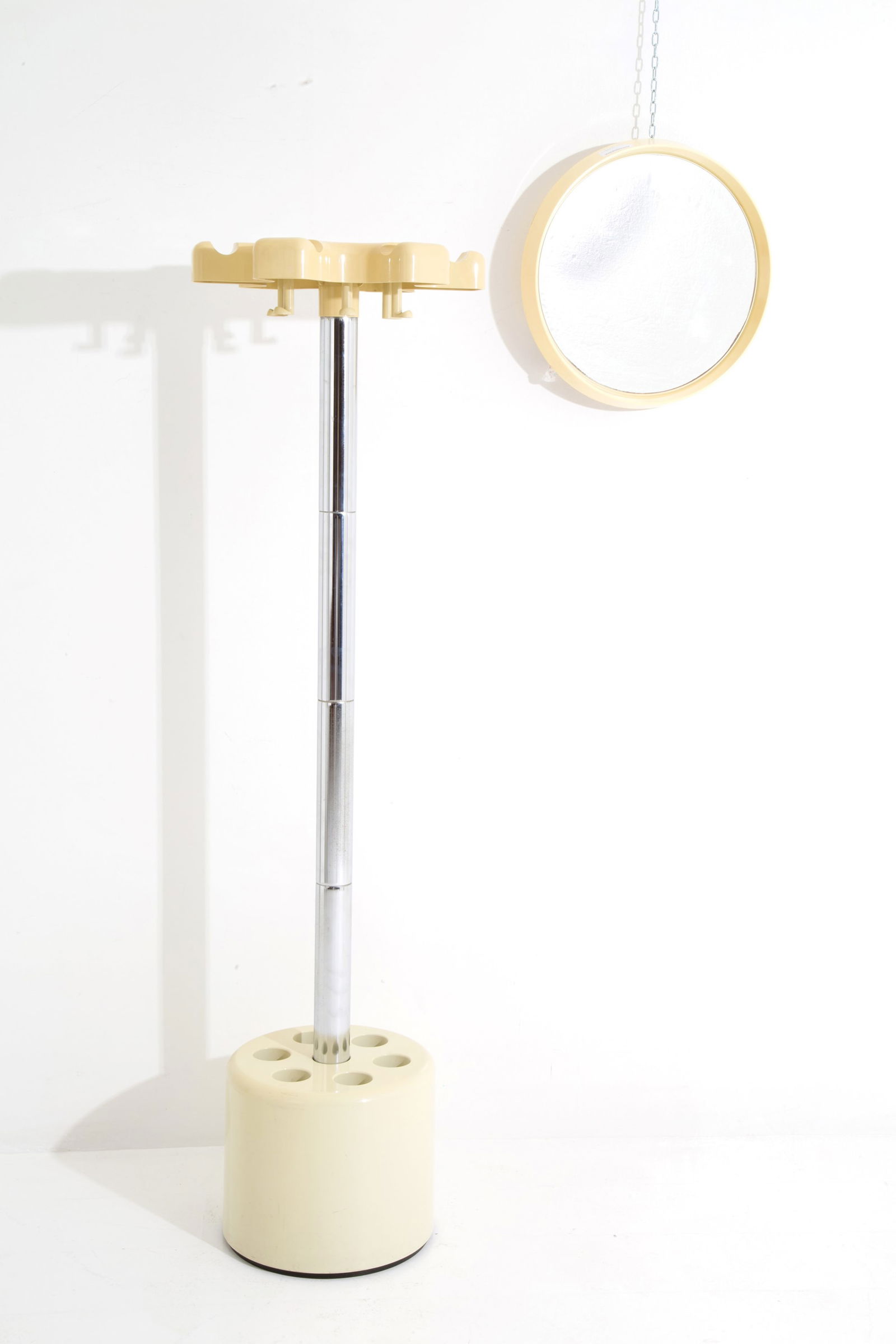 ROBERTO LUCCI - PAOLO ORLANDINI. Clothes hanger and mirror for VELCA: ROBERTO LUCCI (Milano 1942) - PAOLO ORLANDINI (Grosseto 1941). Coat hanger and mirror in plastic and steel. VELCA production. With manufacturer's label on the coat hanger.Coat hanger dimensions: appro