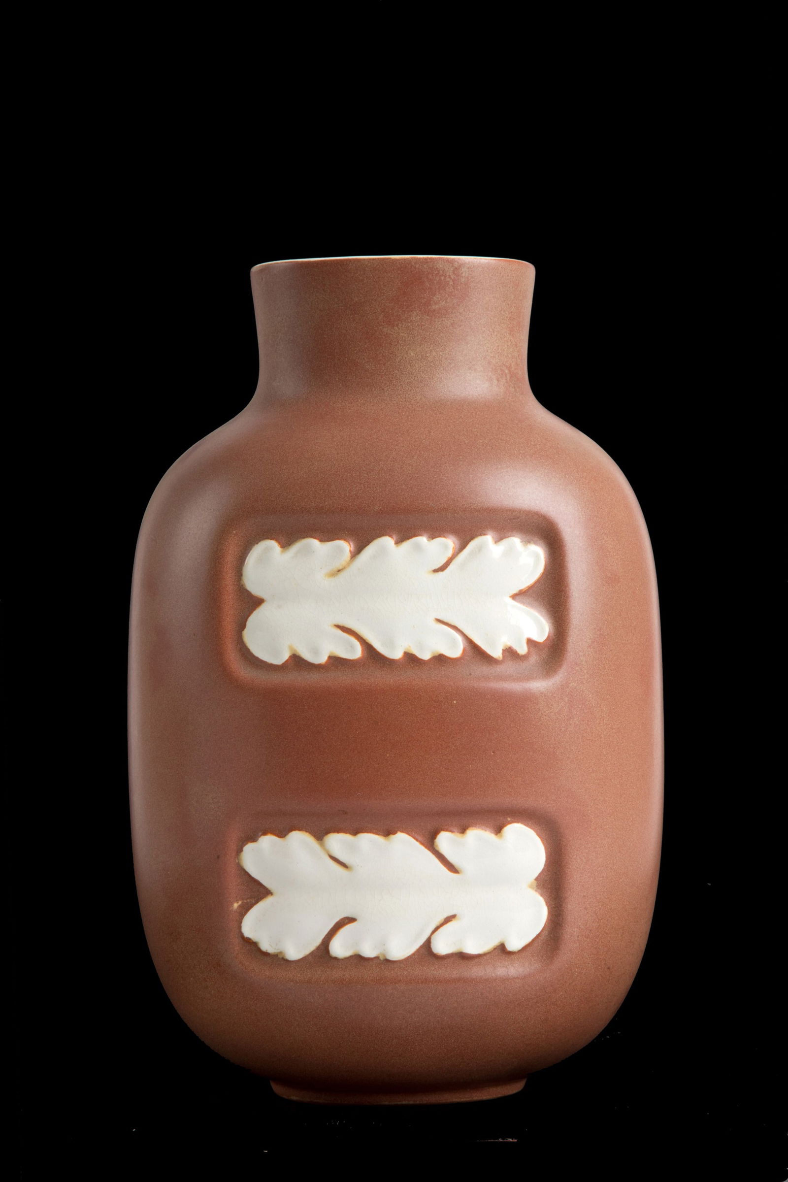 GIOVANNI GARIBOLDI. Cameo vase: GIOVANNI GARIBOLDI (Milano 1908-1971). Cameo vase in strong glazed earthenware with white leaf motif decoration on the front. RICHARD-GINORI manufacture. Marked on the bottom. 1948. With certificate o