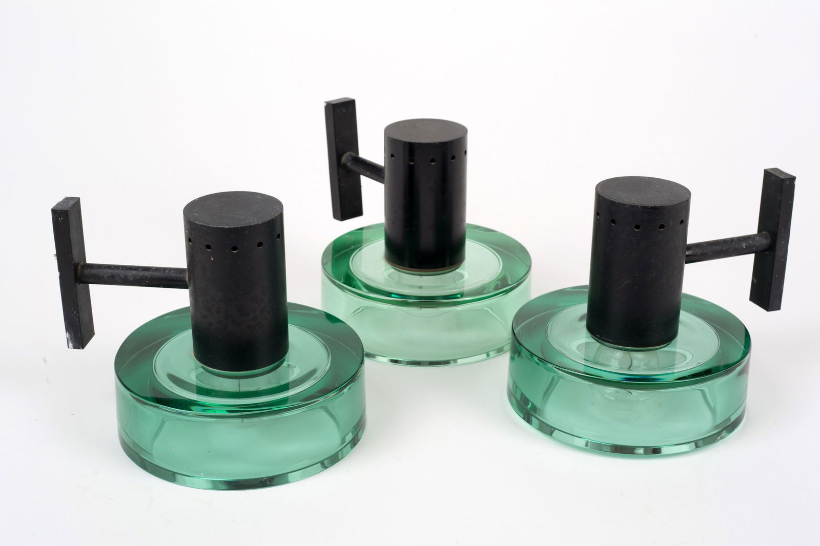 FLAVIO POLI. Three wall lamps for ARCHIMEDE SEGUSO: FLAVIO POLI (Chioggia 1900-1984). Three glass wall lamps in shades of green and black painted metal. Production ARCHIMEDE SEGUSO. 60's. Signs of wear over time. 15x16x19 cm approx. FLAVIO POLI (Chiogg