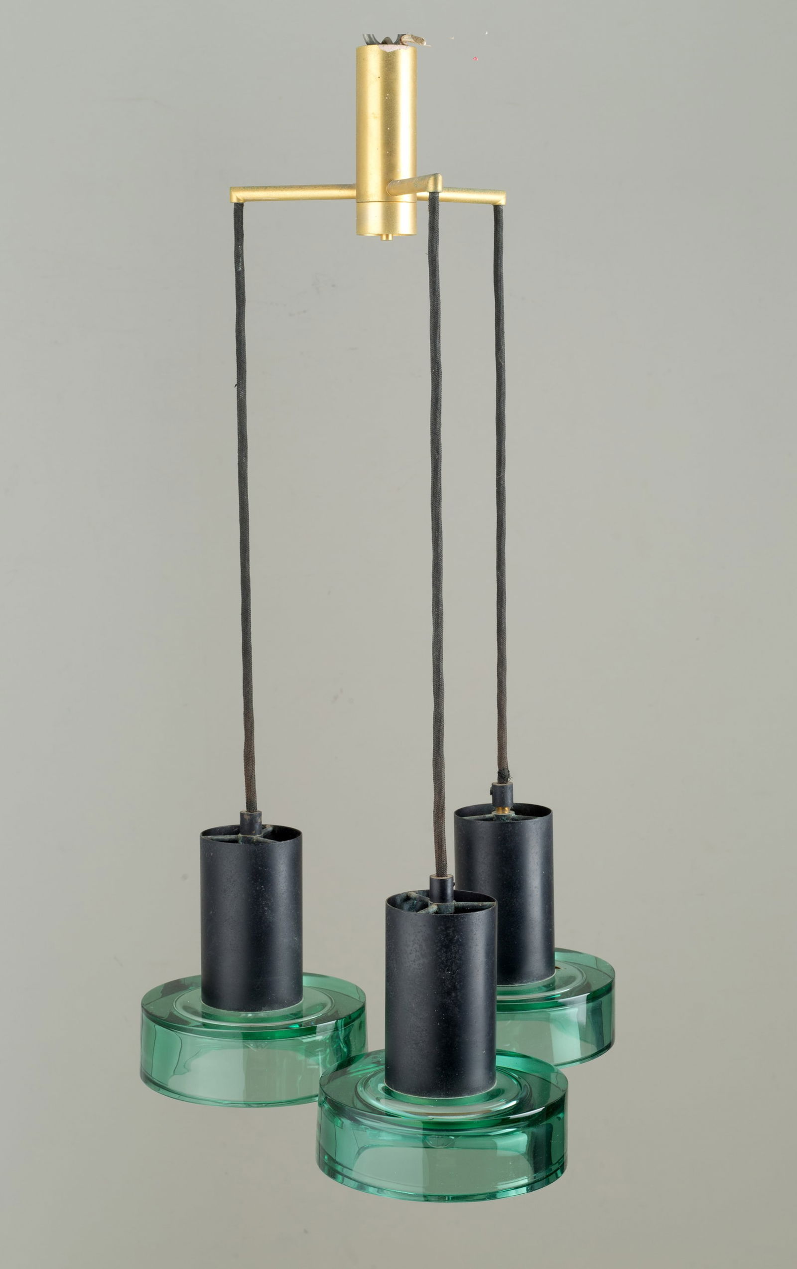 FLAVIO POLI. Suspension lamp for ARCHIMEDE SEGUSO: FLAVIO POLI (Chioggia 1900-1984). Three-light pendant lamp in brass, black painted metal and glass in shades of green. Production ARCHIMEDE SEGUSO. 60's. Defects and signs of wear over time. 70x34x43