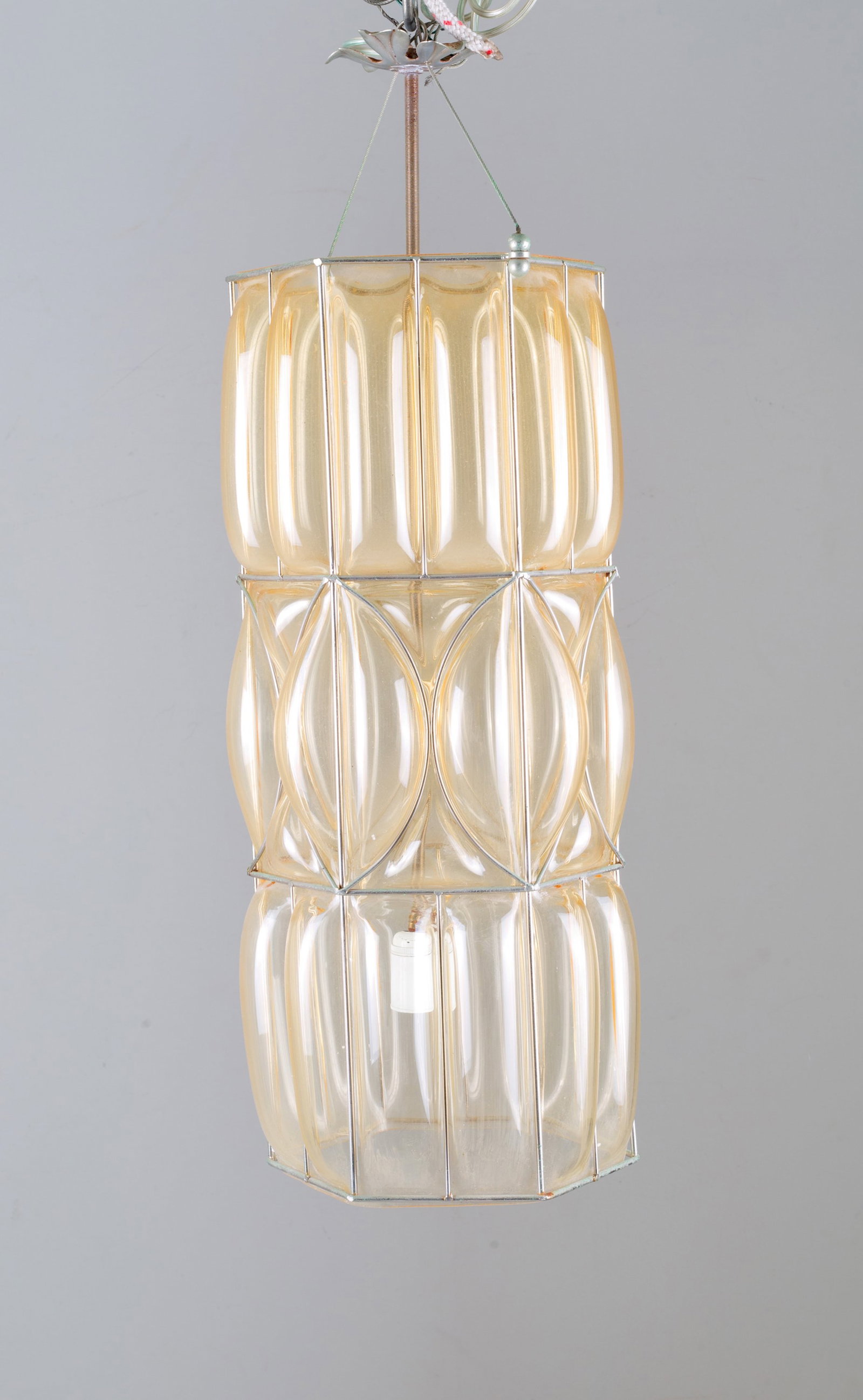 Metal and glass chandelier: Metal chandelier with rounded glass. 80s. Wear and tear over time.? 75x25 cm approx. Lampadario in metallo con vetri bombati. Anni '80. Usure del tempo.? 75x25 cm ca.