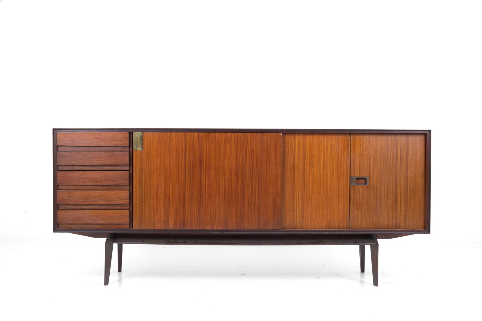 VITTORIO DASSI (attr.). Teak sideboard: VITTORIO DASSI (attr.) (1893-1973). Sideboard in teak wood with brass fittings with five drawers, two doors and a sliding door. 60's. Signs of wear. 85x204x46 cm approx. VITTORIO DASSI (attr.) (1893-1