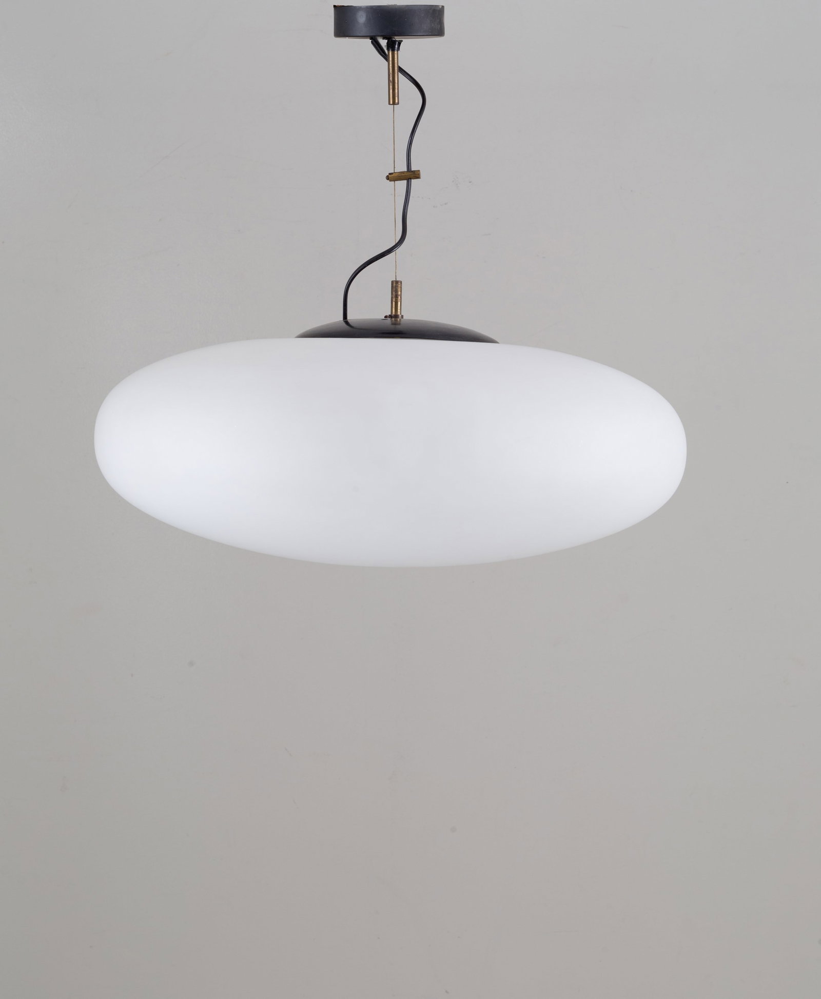 Pendant lamp: Pendant lamp in white satin glass and black painted metal. 70's. Signs of wear over time. 56x60 cm approx. Lampada a sospensione in vetro satinato bianco e metallo verniciato nero. Anni '70. Segni di 