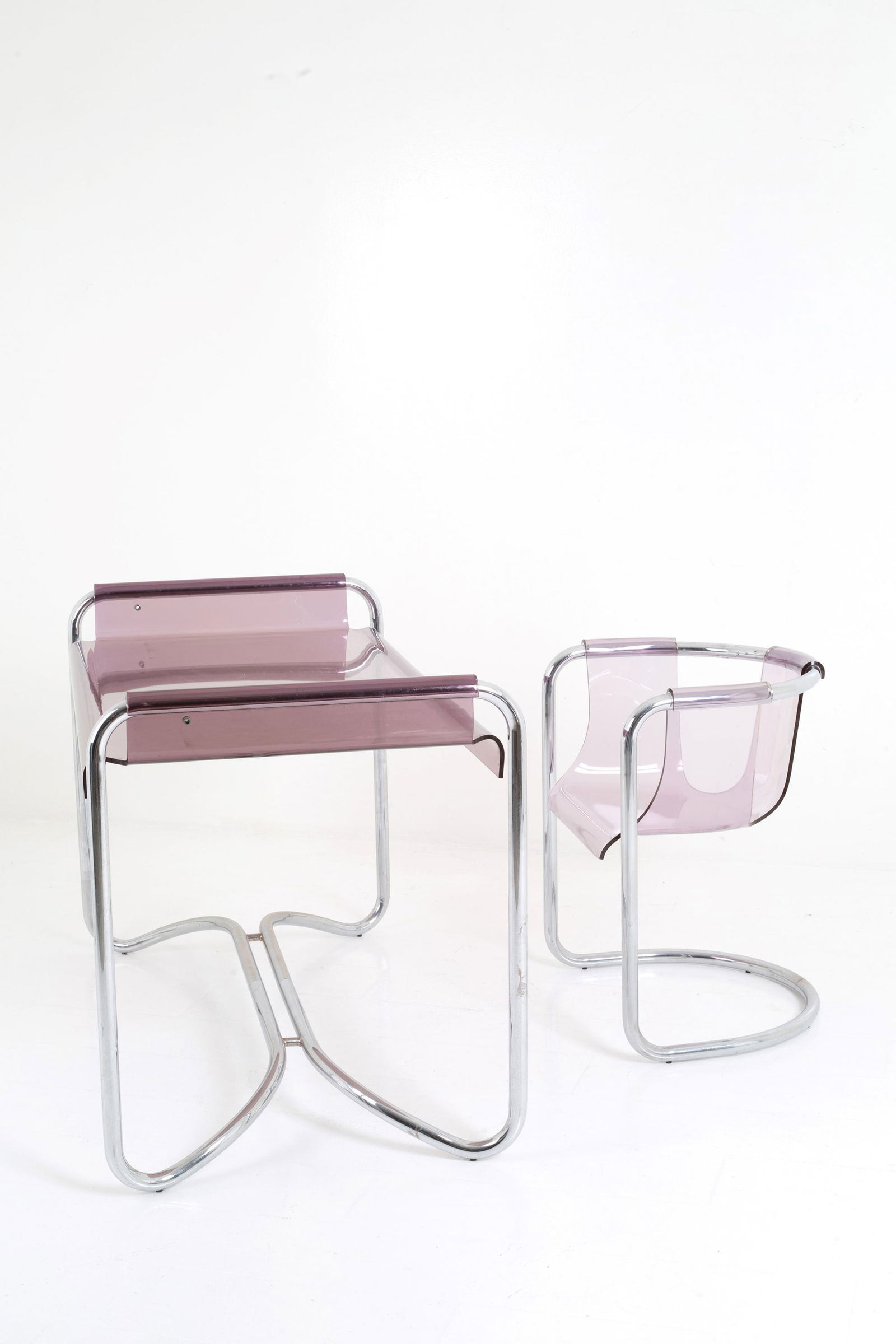 FABIO LENCI. Desk with chair for FORMES NOUVELLE: FABIO LENCI (Roma 1935). Desk with sliding top and tub chair in tubular chromed metal and lilac plexiglass. FORMES NOUVELLE production. 70's. Signs of wear over time.Desk dimensions closed: approx. 81