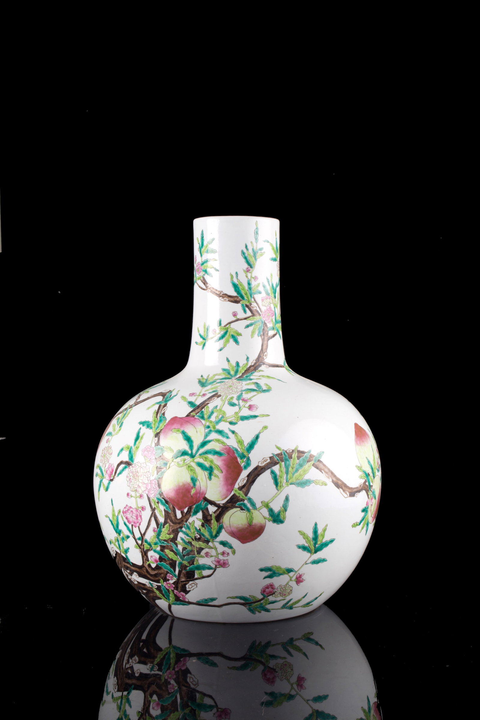 Tianqiuping "nine peaches" vase: Tianqiuping-shaped polychrome porcelain vase decorated with the motif of nine peaches and flowers. With apocryphal Qianlong mark on the bottom. China. 19th century. 55x40 cm approx. Vaso in porcellana