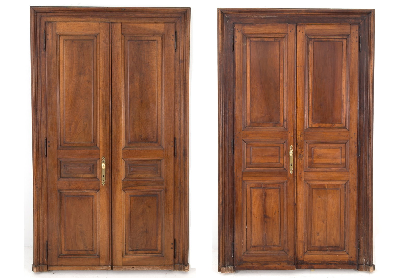 Pair of doors: Pair of double doors in walnut complete with overdoors. 18th century.? 213x127.5x16 cm approx. Coppia di porte a due battenti in noce corredati di sovrapporte. XVIII secolo.? 213x127,5x16 cm ca.