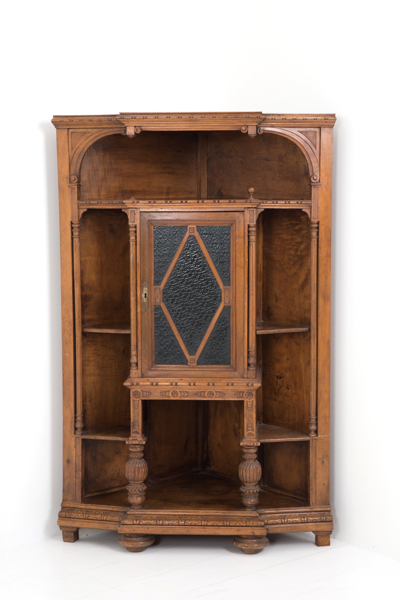 Corner unit. SOLEIL HELBERT & C. NAPLES: Wooden corner unit with shelves and central glass door. SOLEIL HELBERT & C. NAPLES. With manufacturer's label. 19th century. Defects and shortcomings. 157x101x64 cm approx. Angoliera in legno con ripi