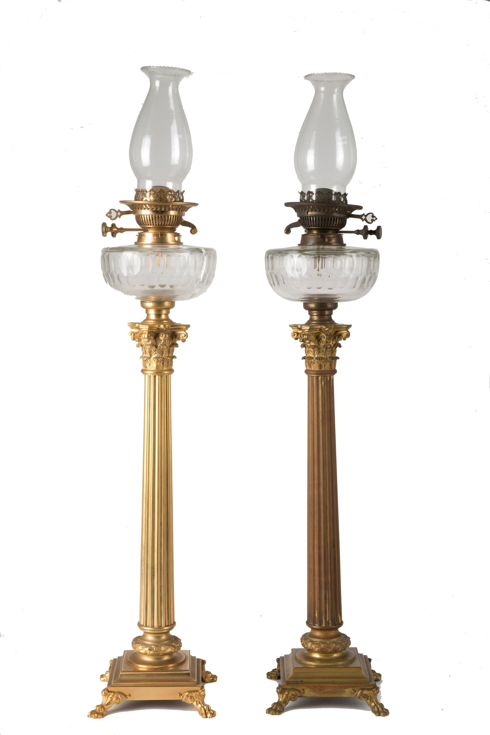 Pair of oil lamps: Pair of oil lamps in finely chiseled and gilded bronze. Late 19th century. A felate glass.? Height approx. 90 cm Coppia di lumi ad olio in bronzo finemente cesellato e dorato. Fine XIX secolo. Un vetr