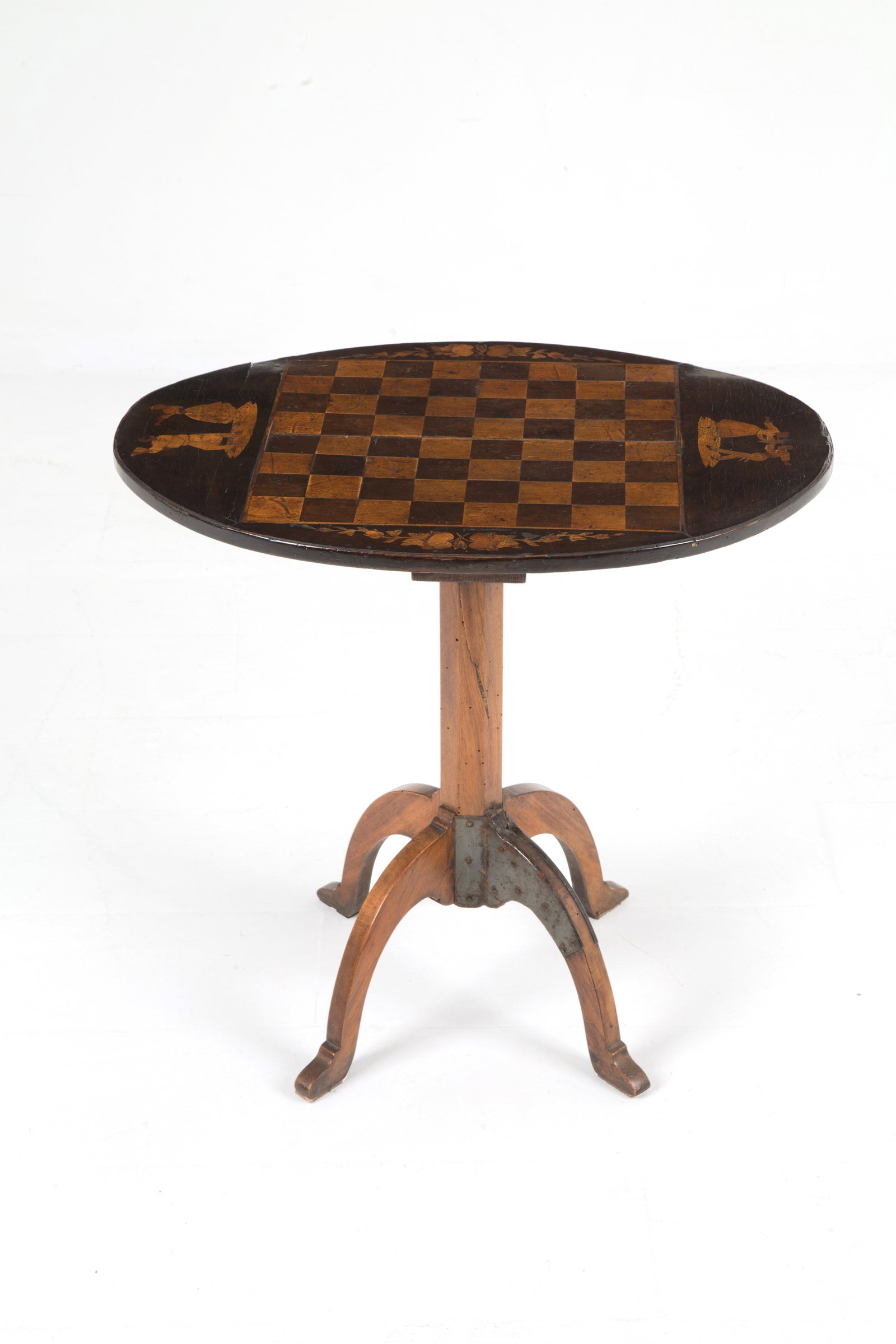 Sorrento coffee table: Wooden coffee table with oval top inlaid with a chessboard, with carnival figures and festoons of flowers and fruit. Sorrento. 19th century. Defects and restorations. 60.5x62x47 cm approx. Tavolino in