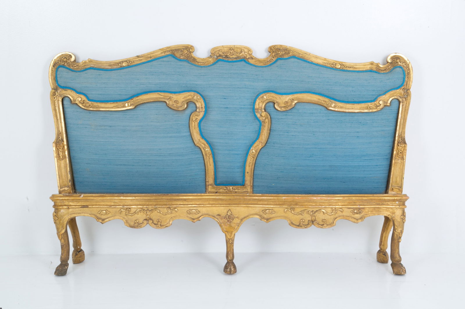 Wooden bed: Carved and gilded wooden bed with padded headboard. 18th century. Flaws and shortcomings of the laterals. 113x176 cm approx. Letto in legno intagliato e dorato con testata imbottita. XVIII secolo. Dif