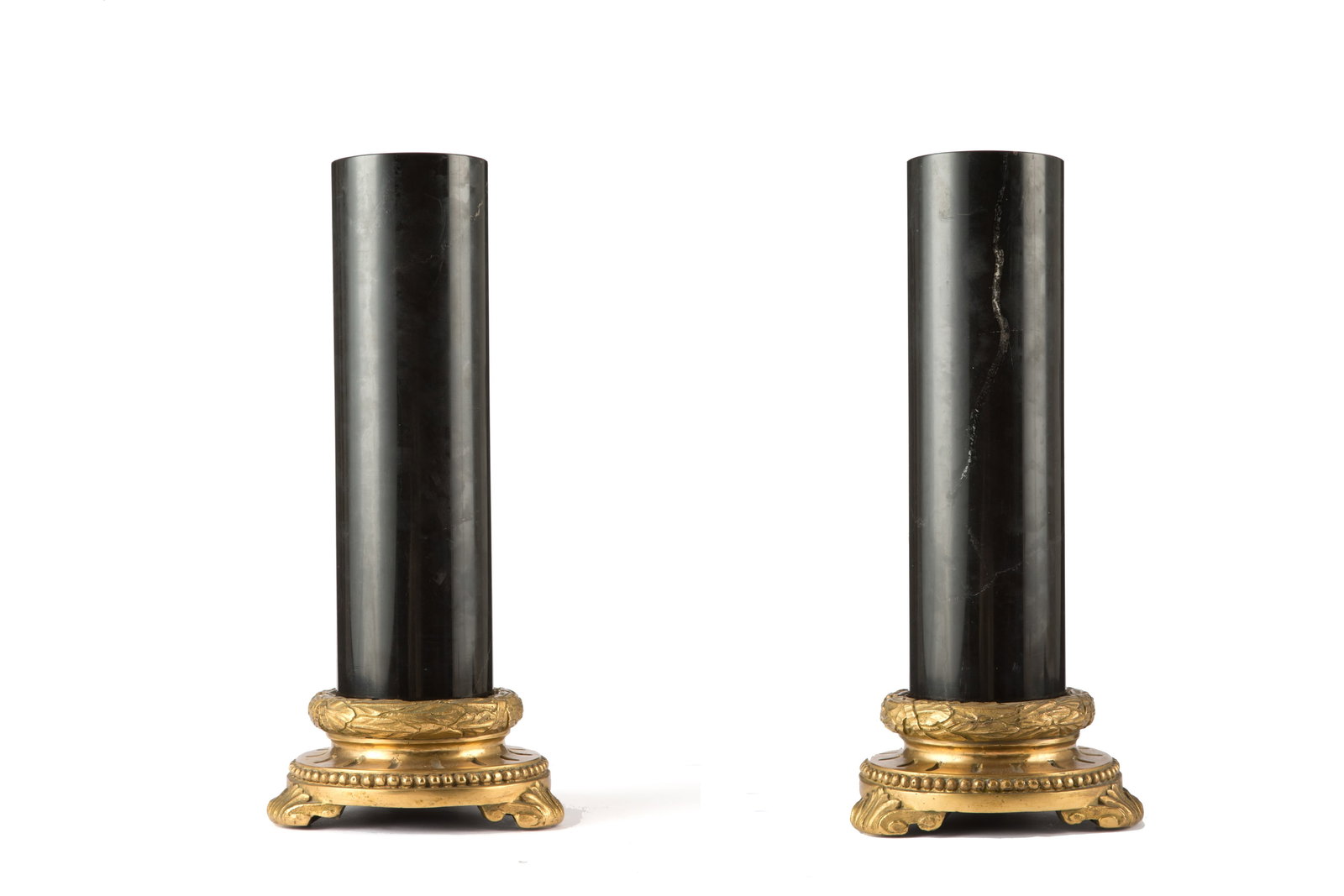 Two black marble columns: Two columns in black Belgian marble mounted on a chiseled and gilded bronze base. Late 19th century. 45x20cm approx. Due colonne in marmo nero del Belgio montate su base in bronzo cesellato e dorato. 