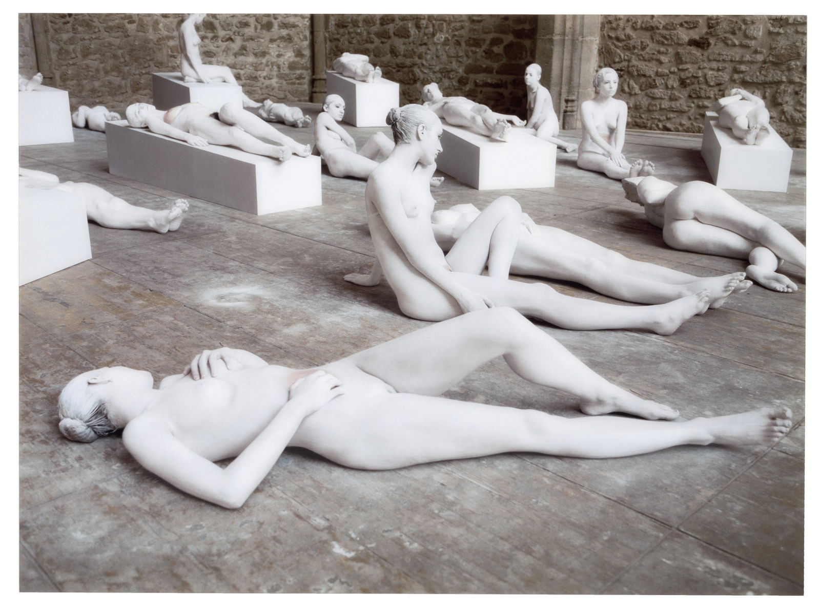 VANESSA BEECROFT. "VB62.042, SANTA MARIA DELLO SPASIMO, PALERMO, 2008": VANESSA BEECROFT (Genova 1969). Print c-print?"VB62.042, SANTA MARIA DELLO SPASIMO, PALERMO, 2008". It is part of an edition of six copies. Certificate of authenticity from the artist. 130x170 cm VANE