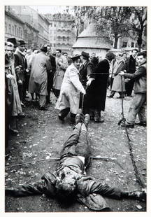 MARIO DE BIASI. "BUDAPEST 1956": MARIO DE BIASI (Belluno 1923-Milano 2013). Gelatin silver print "BUDAPEST 1956". Signed in pencil on the back. 40.5x31 cm MARIO DE BIASI (Belluno 1923-Milano 2013). Stampa alla gelatina ai sali d'arge