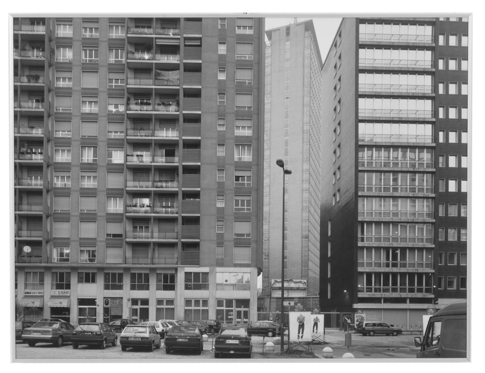 GABRIELE BASILICO. "MILAN, 1996 (96B1-27-13)": GABRIELE BASILICO (Milano 1944-2013). Gelatin silver print"MILANO, 1996 (96B1-27-13)". Signature, title, date and copy number 6/15 on the label on the back. 70x90 cm GABRIELE BASILICO (Milano 1944-201
