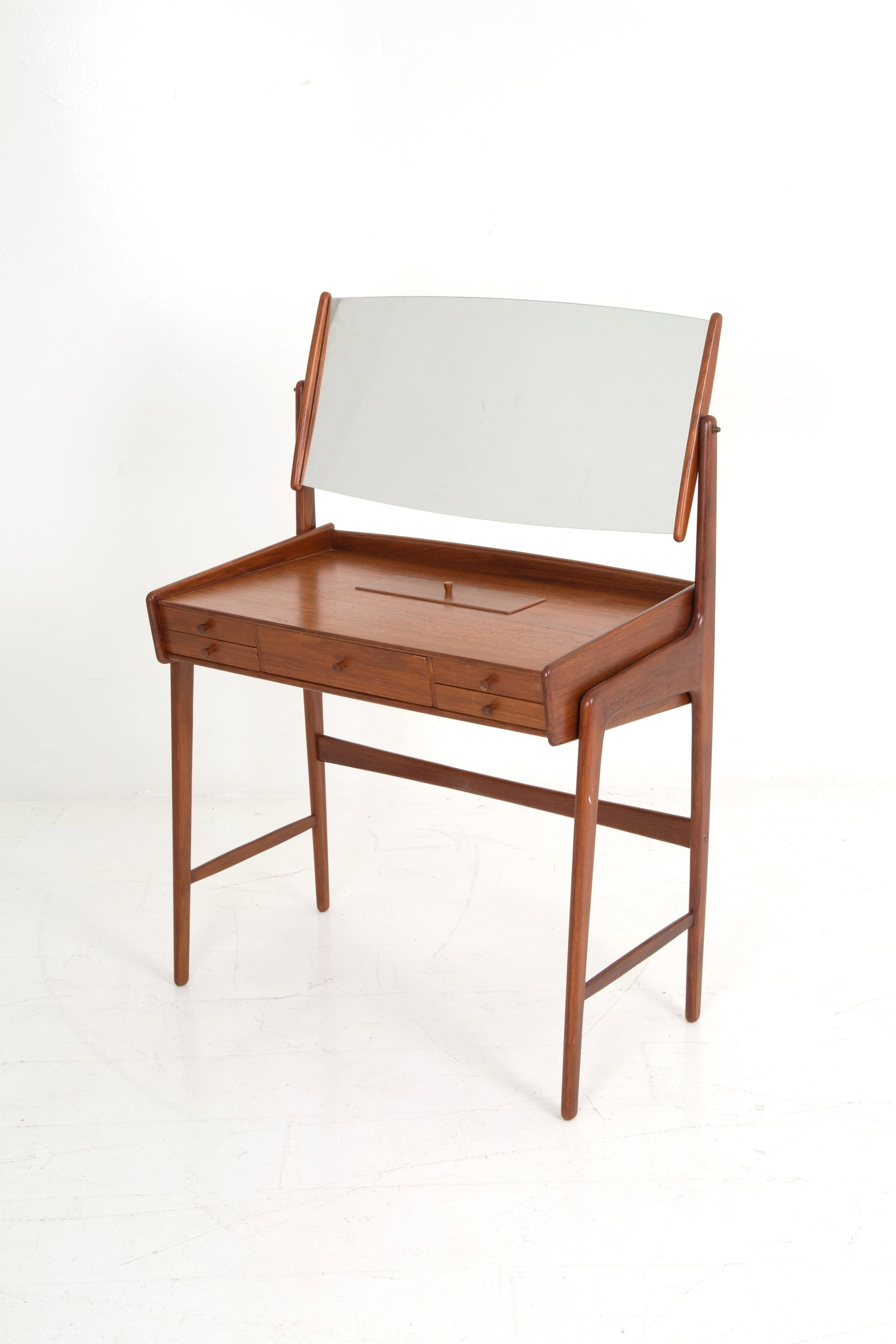 SVEND AGE MADSEN (Attr.). Petineuse: SVEND AGE MADSEN (Attr.)(1939). Petineuse in teak. 60's. Signs of wear and tear over time. 112x80x43.5 cm approx. SVEND AGE MADSEN (Attr.)(1939). Petineuse in teak. Anni '60. Segni di usura del tempo.