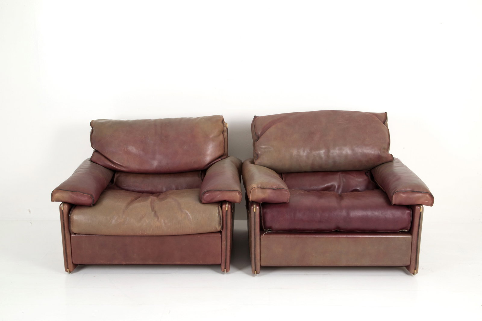Pair of leather armchairs: Pair of metal armchairs, padded bull leather and brass finishes with side pockets. 80s. Defects and signs of wear and tear over time. 85x110x88 cm approx. Coppia di poltrone in metallo, pelle di toro 