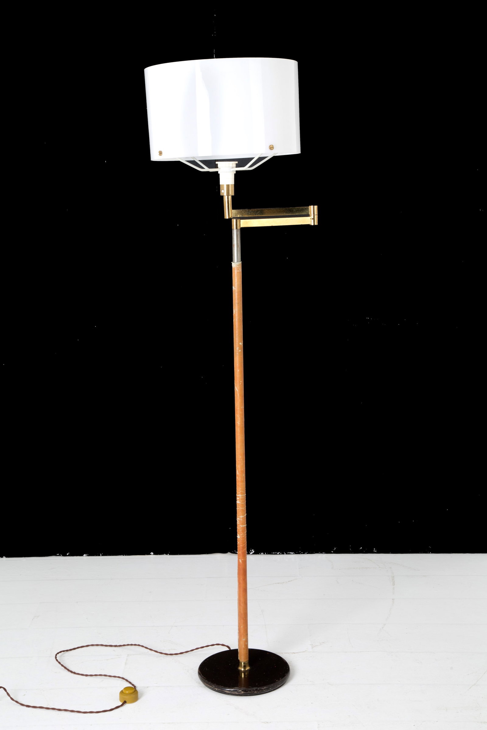 Floor lamp: Floor lamp with extendable arm in iron, brass and plastic material. Stem covered in leather. 70's. Defects. 166x40 cm approx. Lampada da terra con braccio estensibile in ferro, ottone e materiale plas