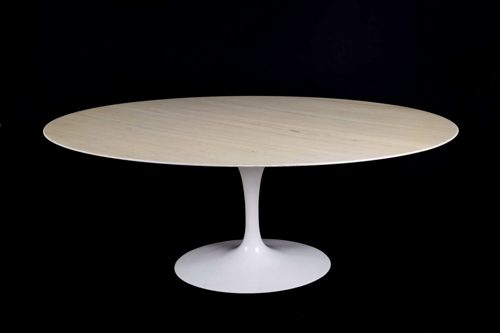 EERO SAARINEN (Attr.). TULIP model table: EERO SAARINEN (Attr.)(Kirkkonummi 1910-Ann Arbor 1961). TULIP model table with round onyx top and white painted metal base. Defects and signs of wear? and tear over time. 72x197x121 cm approx. EERO SA
