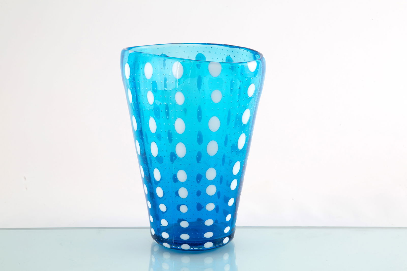 FRANCO RAGGI. Bollibolle vase for BAROVIER & TOSO: FRANCO RAGGI (Milano 1945). Bollibolle vase in blue blown glass with oval section with transparent bubbles and milky glass spots. Signed BAROVIER & TOSO, Murano in the background. With manufacturer's