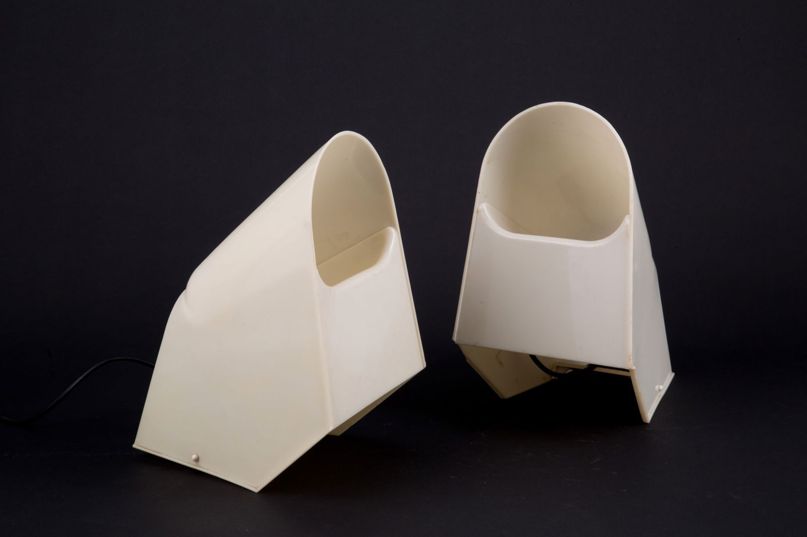 CINI BOERI. Pair of Lucetta lamps for STILNOVO: CINI BOERI (Milano 1924-2020). Pair of Lucetta lamps in white plastic material. STILNOVO production. With maker's mark. 1973. One with flaws. 33x25x18 cm approx. CINI BOERI (Milano 1924-2020). Coppia