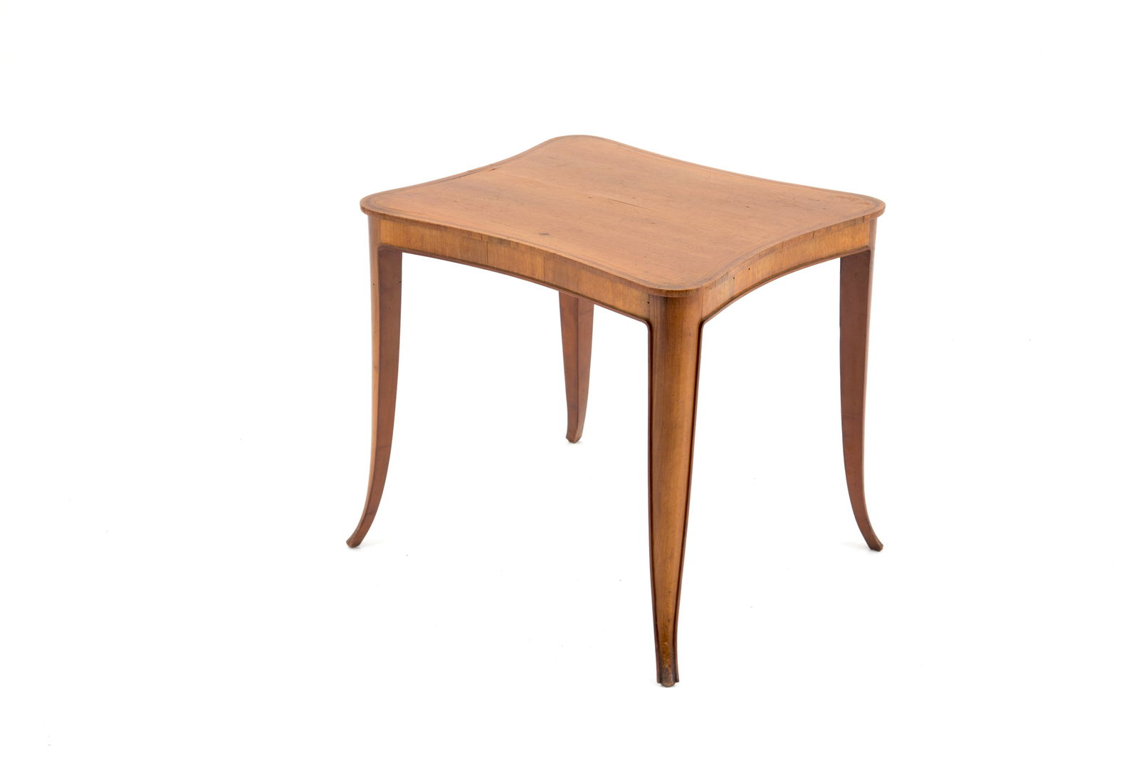 Wooden coffee table: Wooden coffee table with shaped top. 1950s. Slight defects.? 55.5x60x50 cm approx. Tavolino in legno con piano sagomato. Anni '50. Lievi difetti.? 55,5x60x50 cm ca.