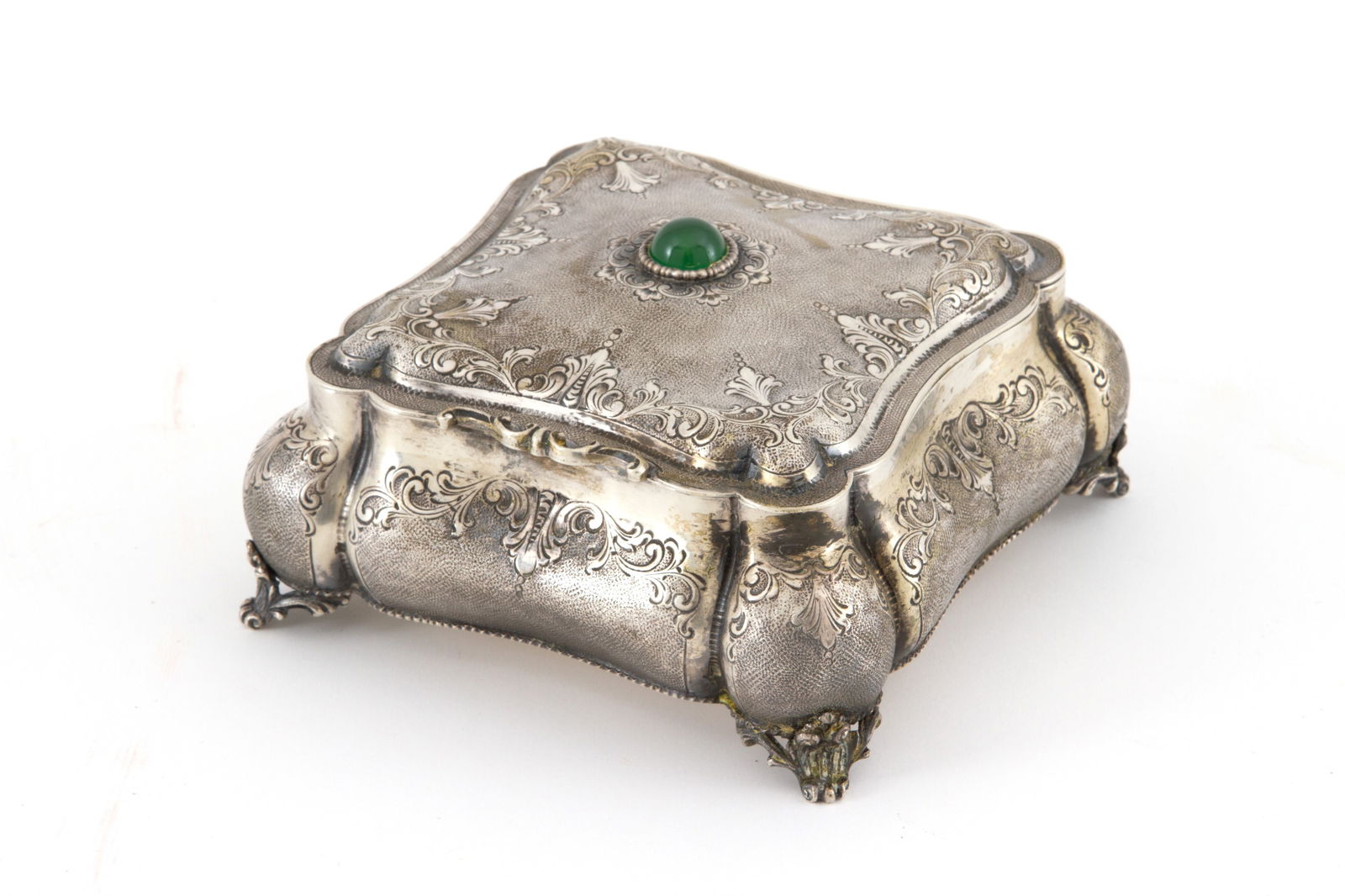 Silver jewelry holder: Jewelery box in embossed and finely chiselled 800 silver, gilded inside and with green agate cabochon at the top, gr. 626 ca.? 7x14x14 cm approx. Portagioie in argento 800 sbalzato e finemente cesella