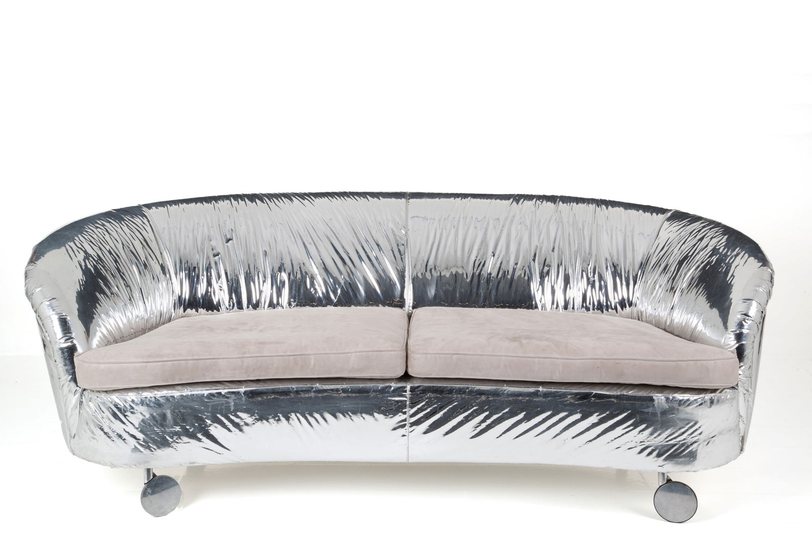 Bean-shaped sofa: Bean-shaped sofa upholstered and covered in silver fabric with gray Alcantara seats. France. 1930s. Defects. 76x212x88 cm approx. Divano a fagiolo imbottito e rivestito in tessuto in argento con sedut