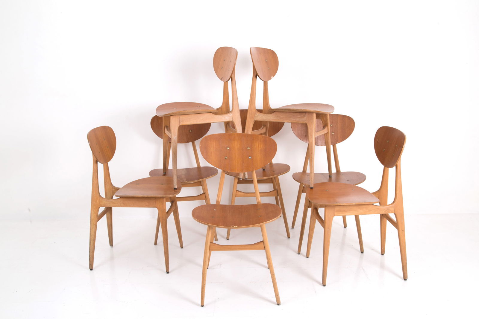 CEES BRAAKMAN (stile di). Eight Scandinavian Chairs: CEES BRAAKMAN (stile di) (Utrecht 1917-1995). Eight SB11 chairs in teak and birch with brass tips. 1950s. Defects and signs of wear and tear. 83x45x52 cm approx. CEES BRAAKMAN (stile di) (Utrecht 1917